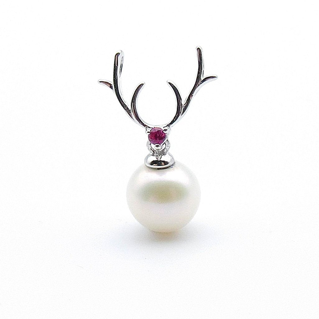 Sterling silver deer shape with freshwater pearl pendant