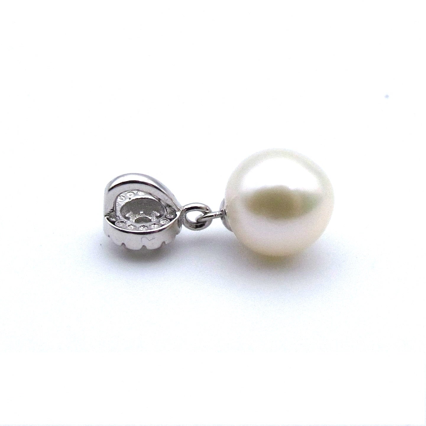 Sterling silver with 8.5mm freshwater pearl pendant