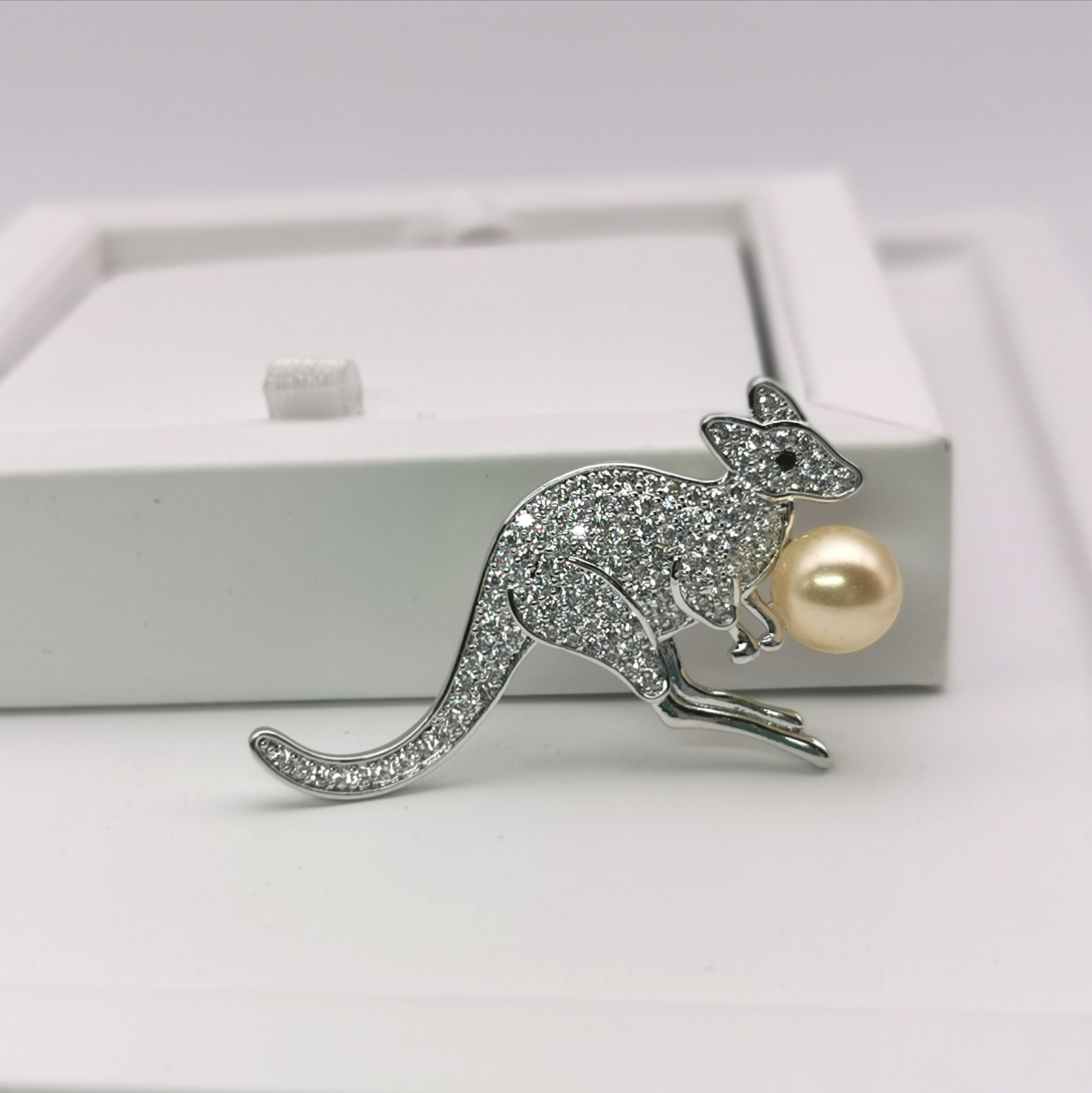 Kangaroo freshwater pearl /shell pearl brooch