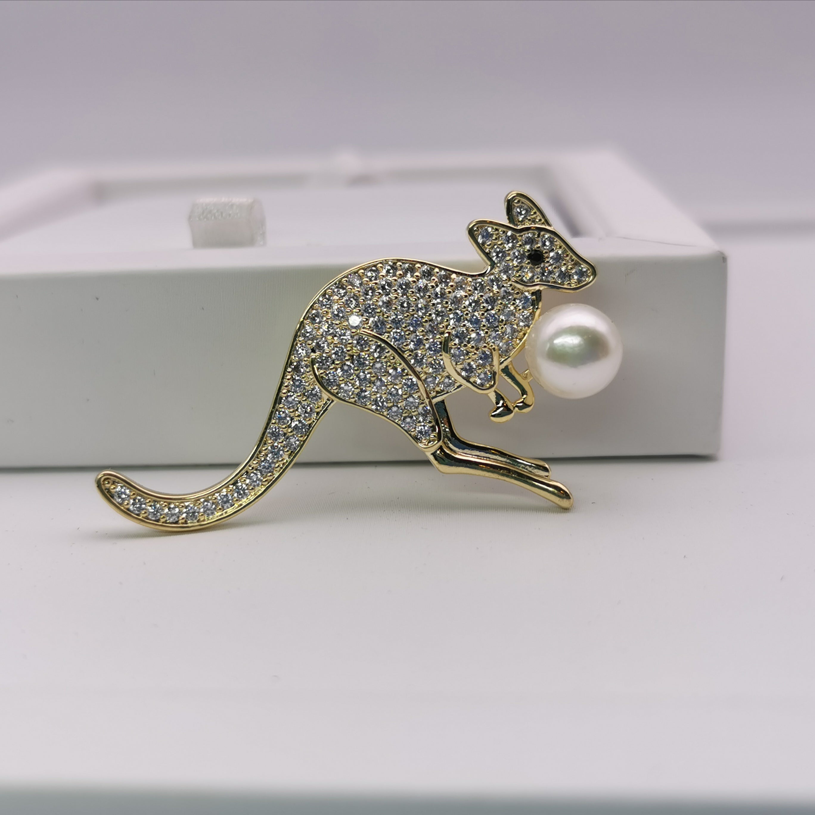 Kangaroo freshwater pearl /shell pearl brooch