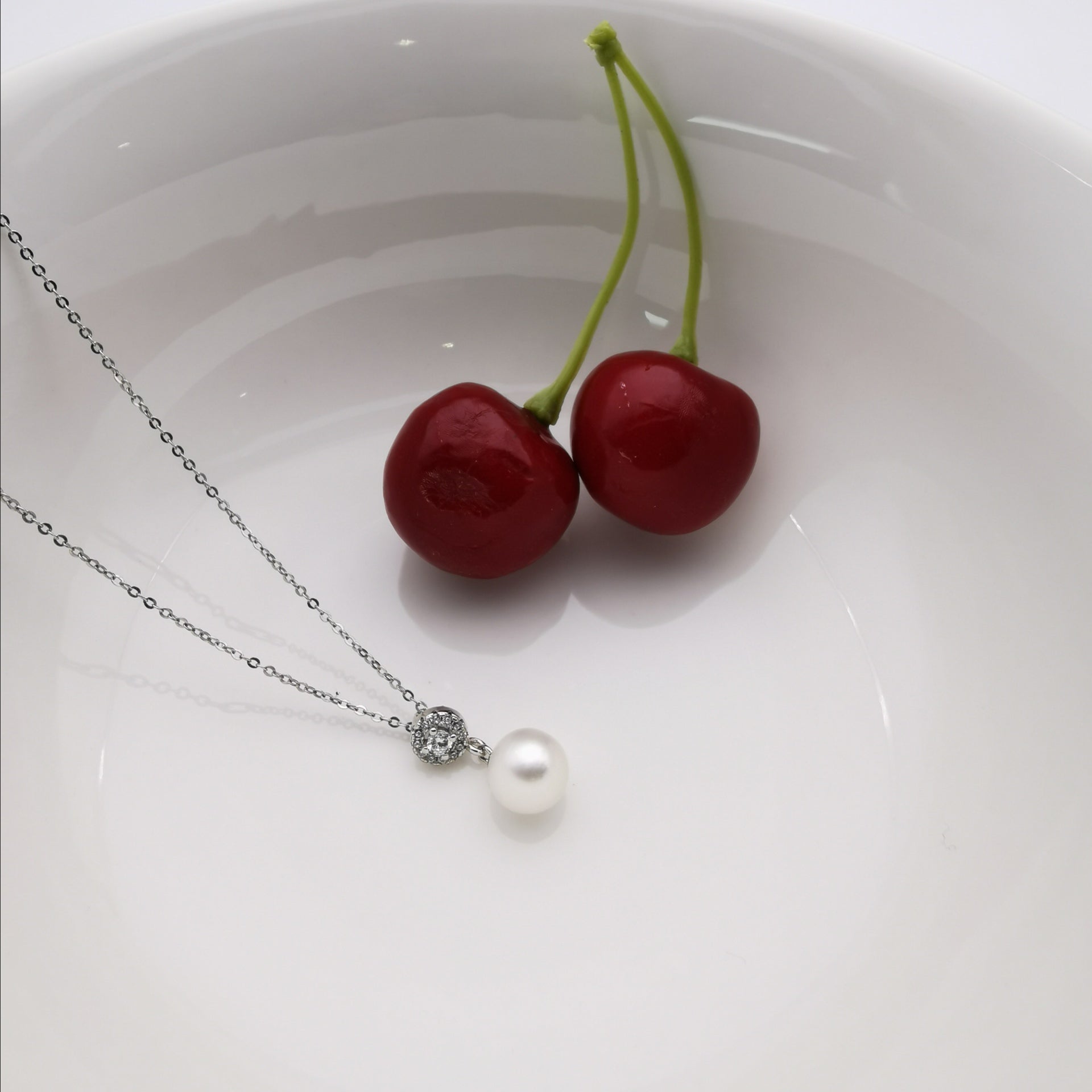 Sterling silver with 8.5mm freshwater pearl pendant