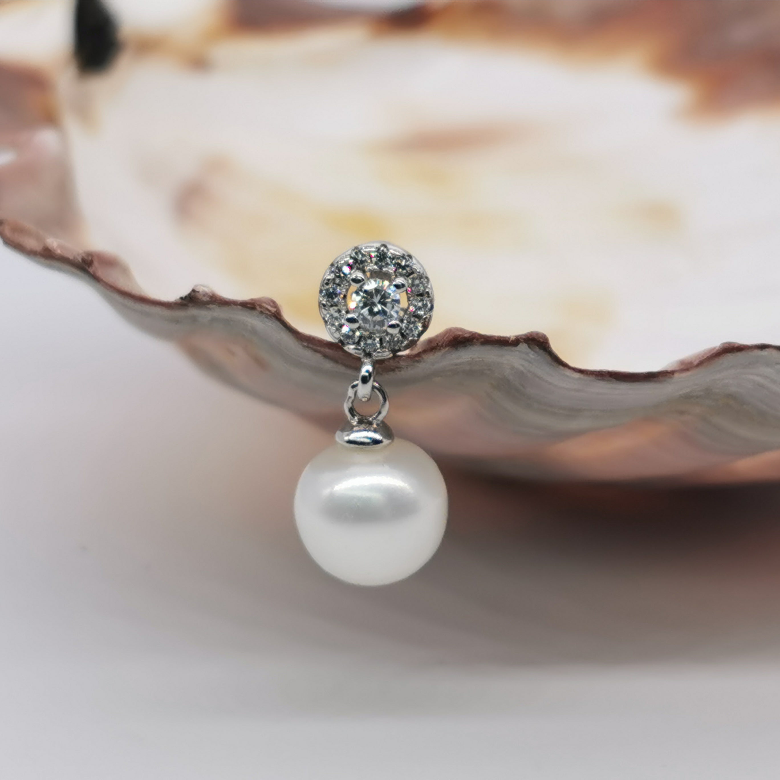 Sterling silver with 8.5mm freshwater pearl pendant