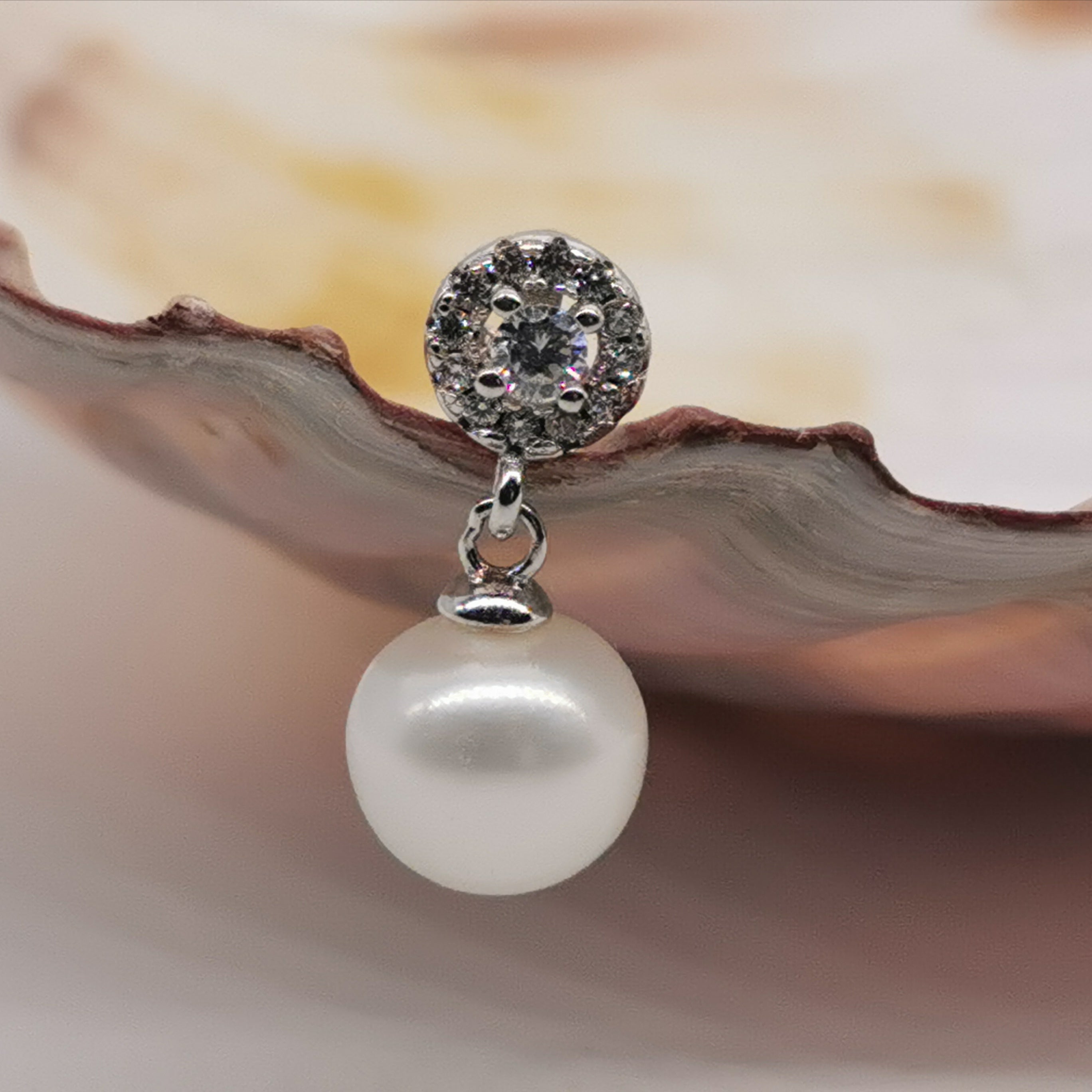 Sterling silver with 8.5mm freshwater pearl pendant