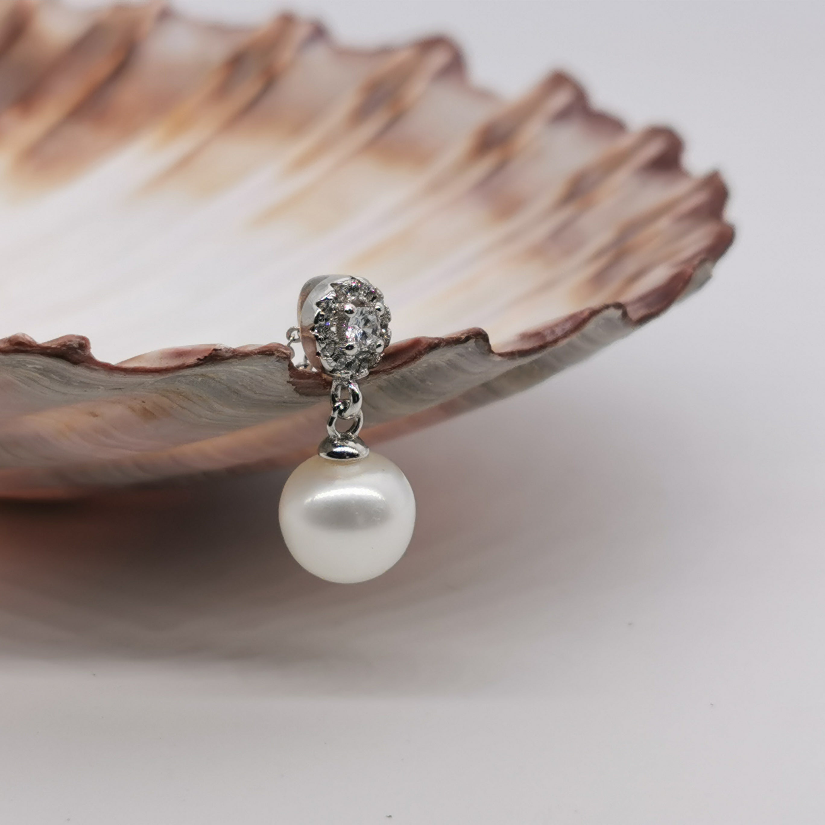 Sterling silver with 8.5mm freshwater pearl pendant