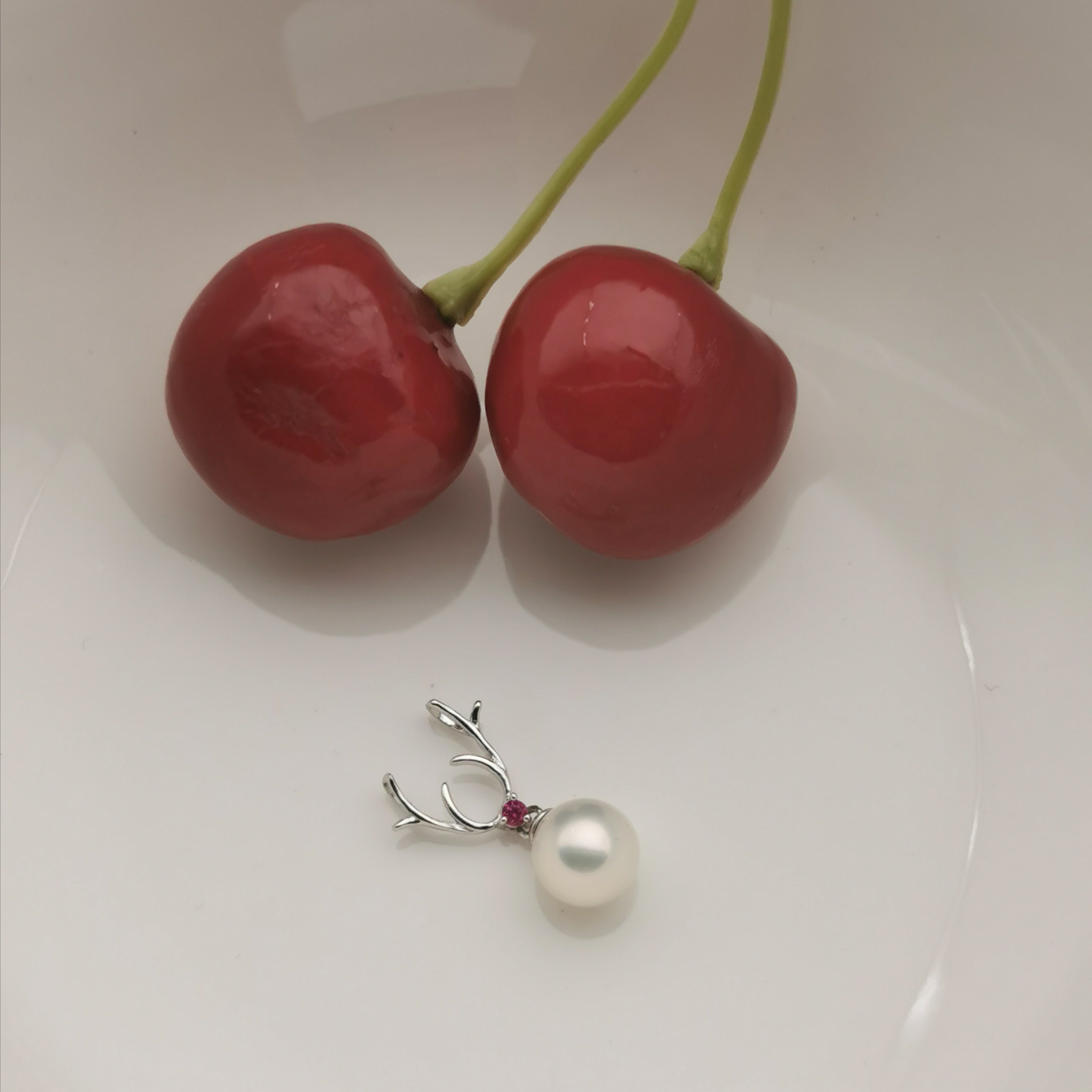 Sterling silver deer shape with freshwater pearl pendant