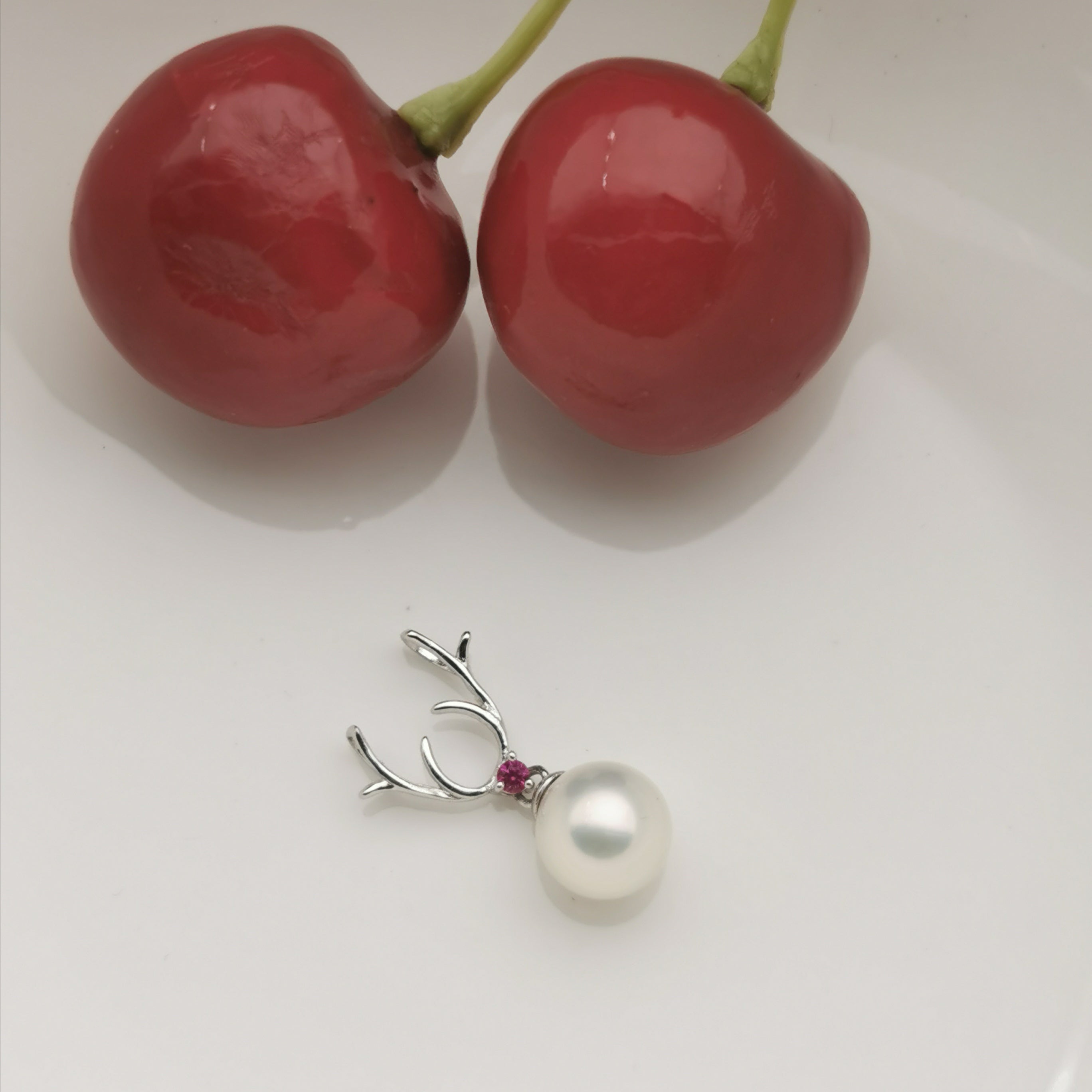 Sterling silver deer shape with freshwater pearl pendant