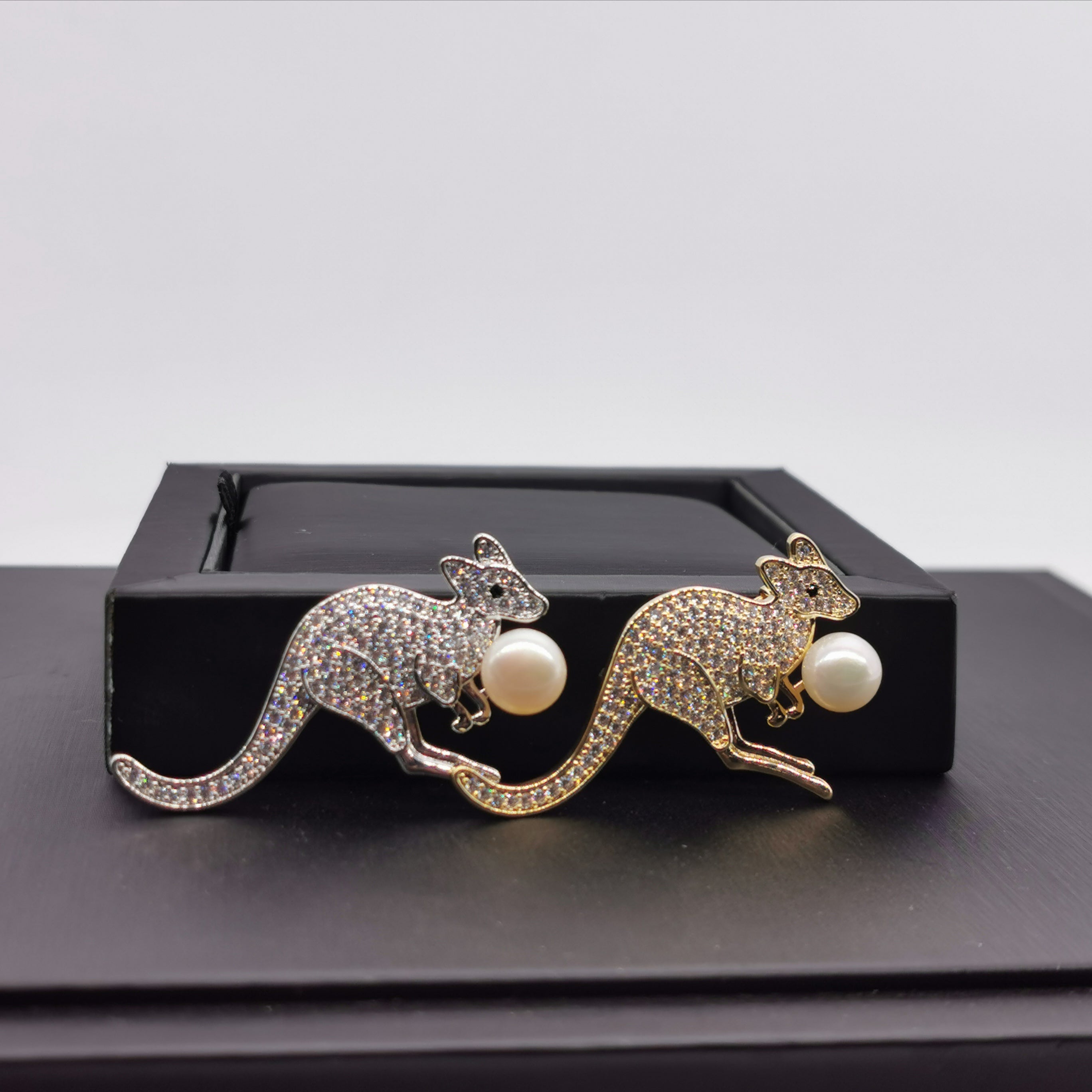Kangaroo freshwater pearl /shell pearl brooch