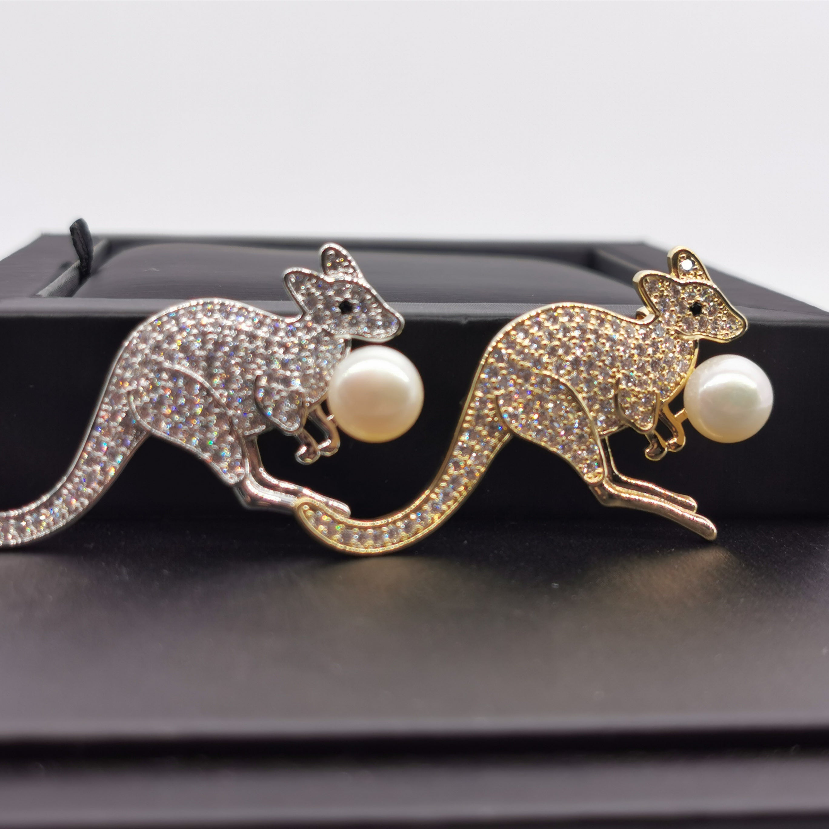Kangaroo freshwater pearl /shell pearl brooch
