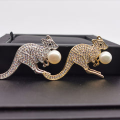 Kangaroo freshwater pearl /shell pearl brooch