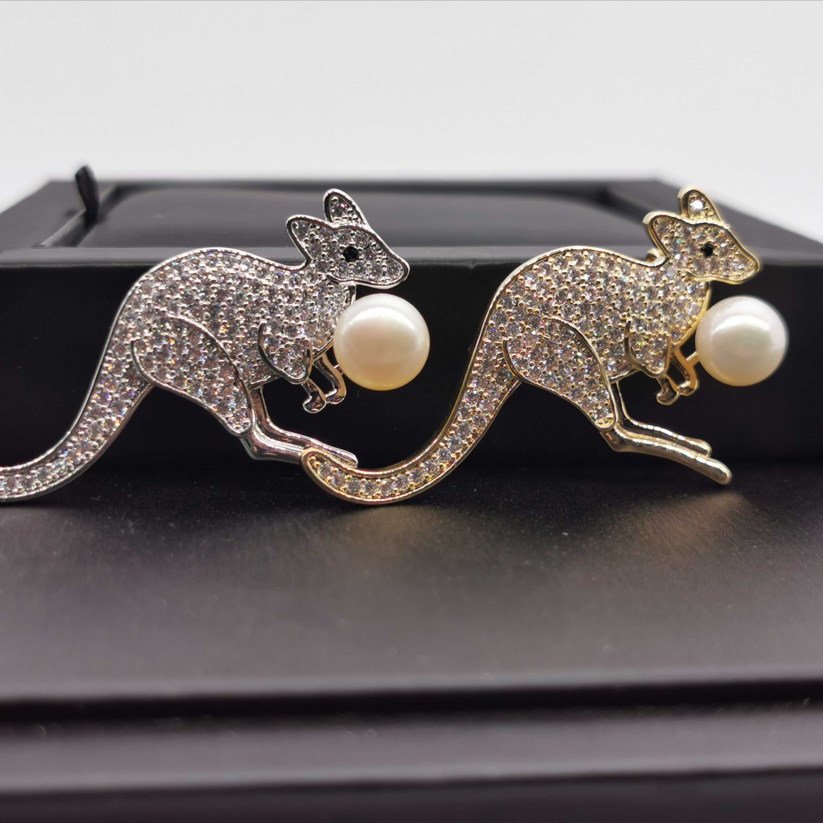 Kangaroo freshwater pearl /shell pearl brooch