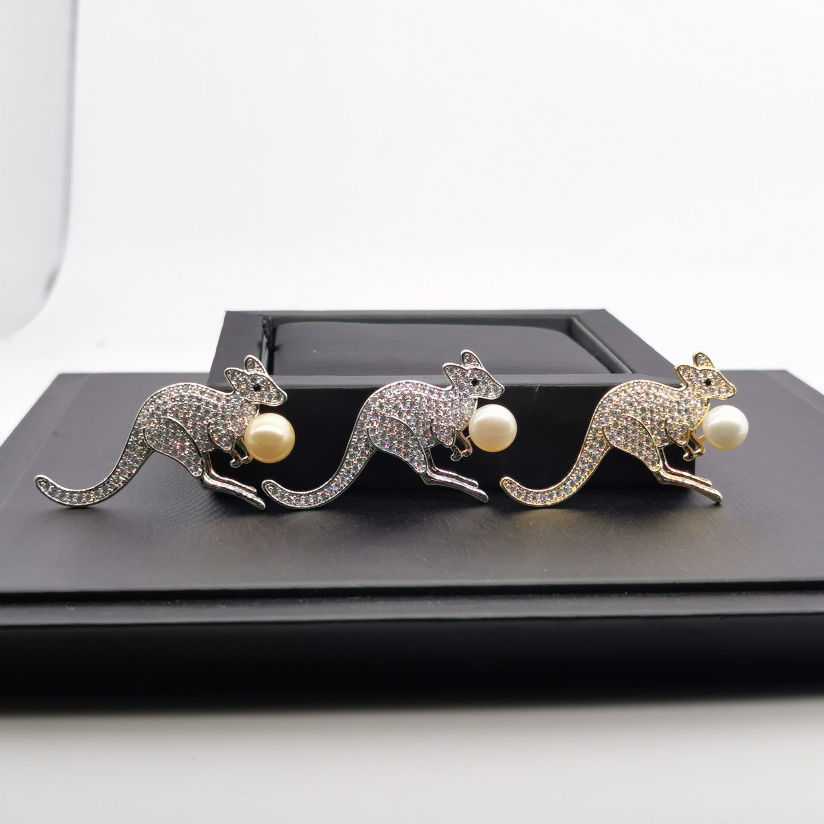 Kangaroo freshwater pearl /shell pearl brooch