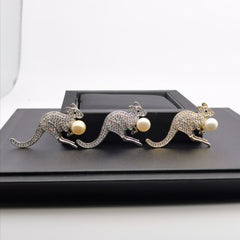 Kangaroo freshwater pearl /shell pearl brooch