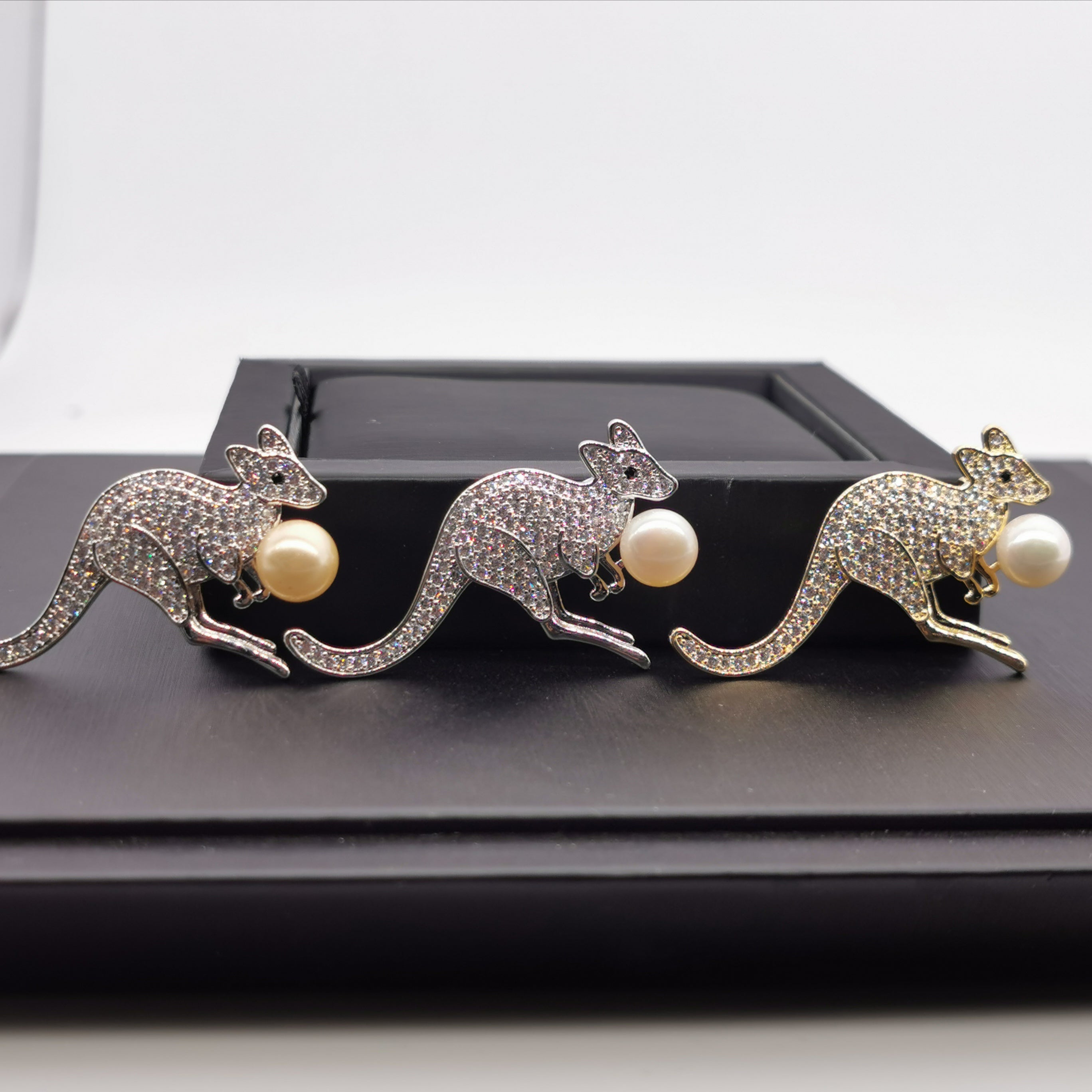 Kangaroo freshwater pearl /shell pearl brooch