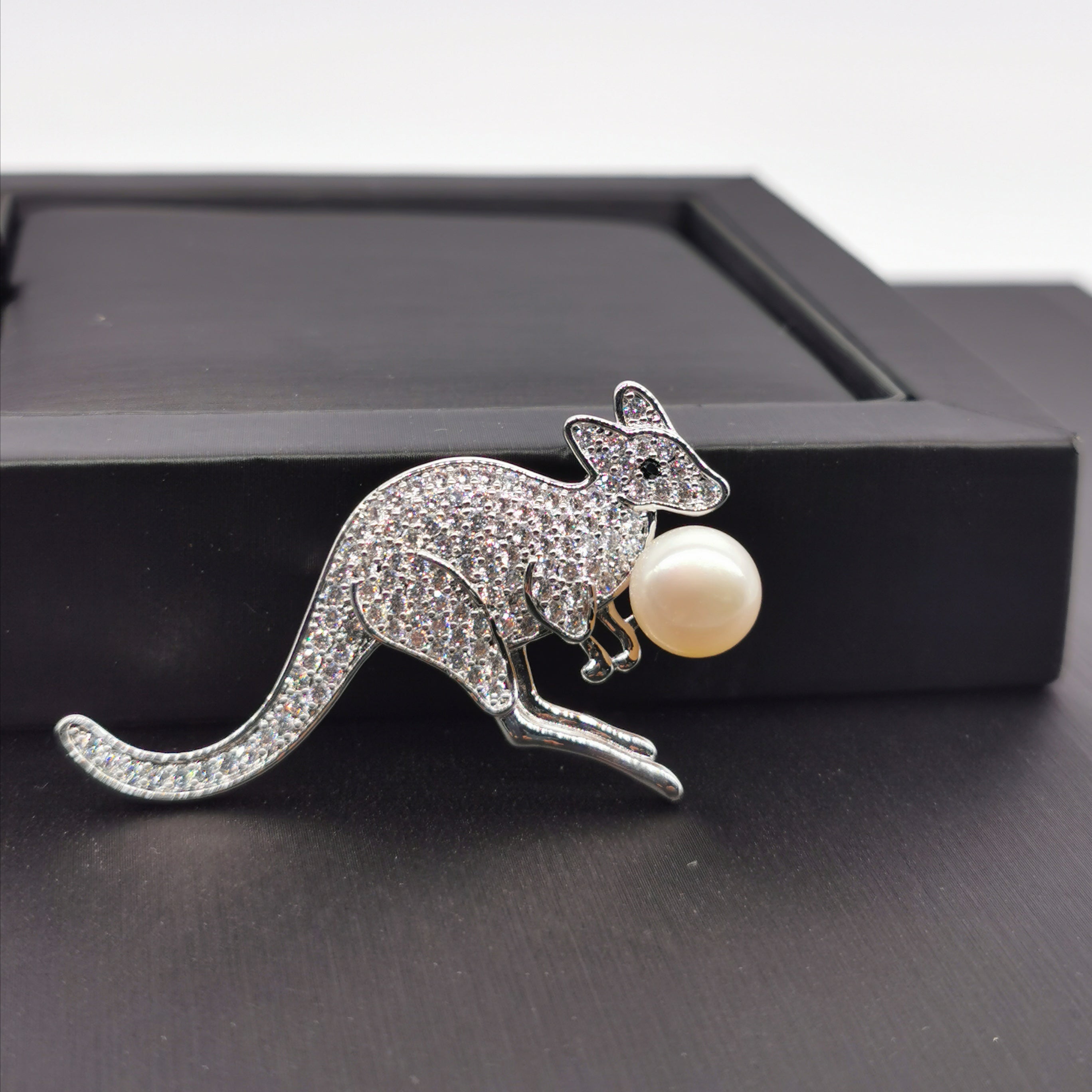 Kangaroo freshwater pearl /shell pearl brooch