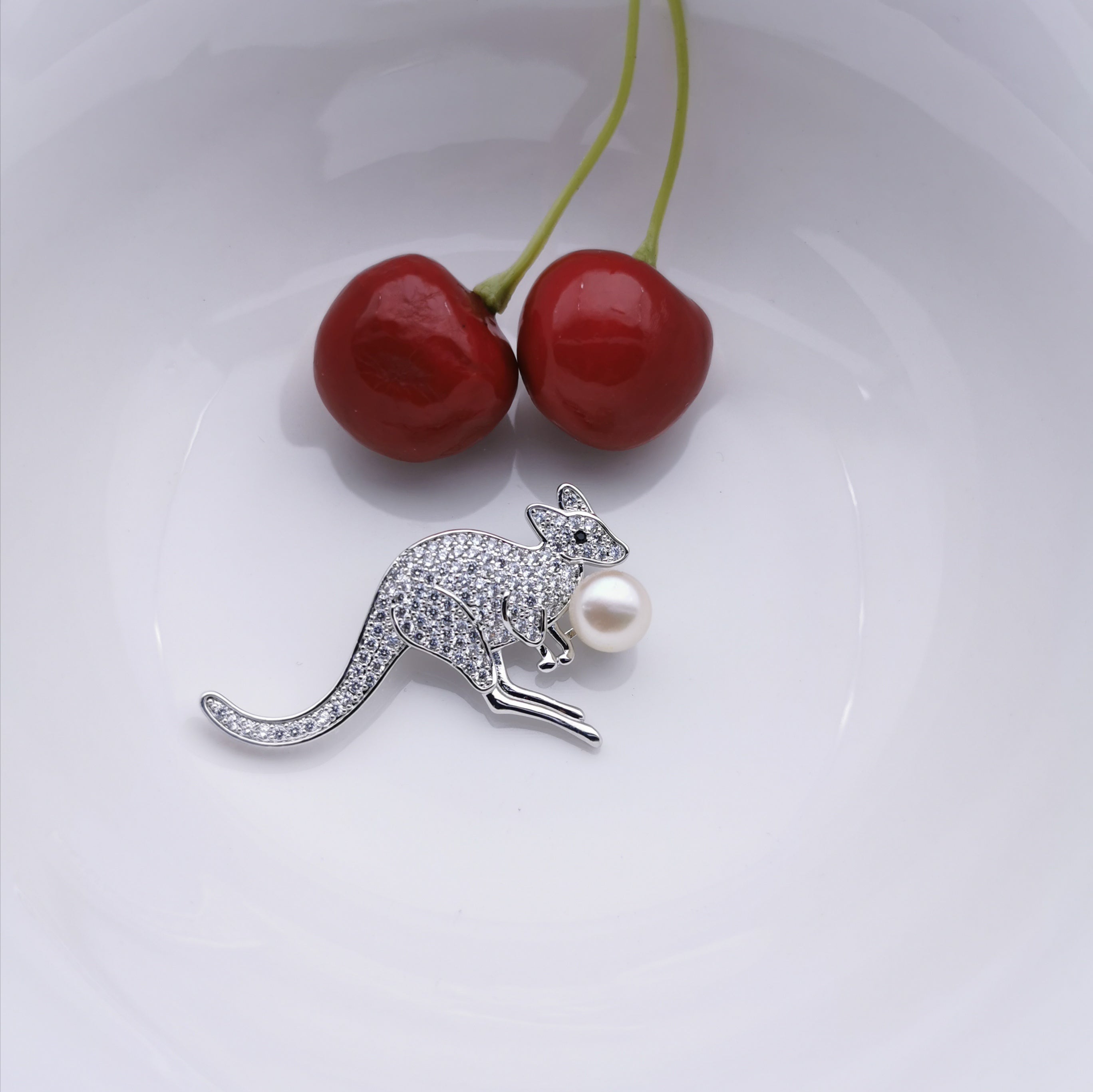 Kangaroo freshwater pearl /shell pearl brooch