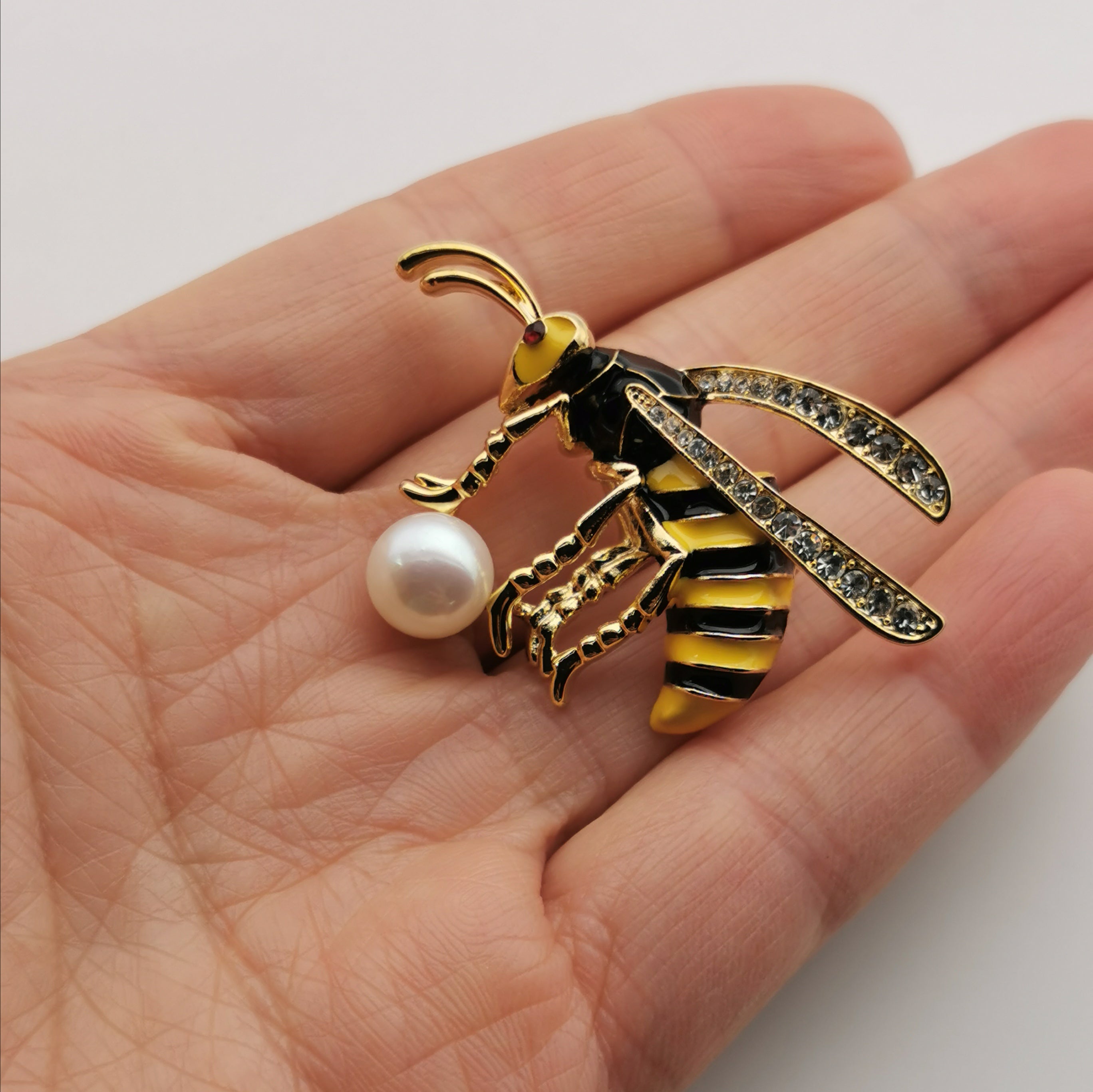 Hornet freshwater pearl brooch