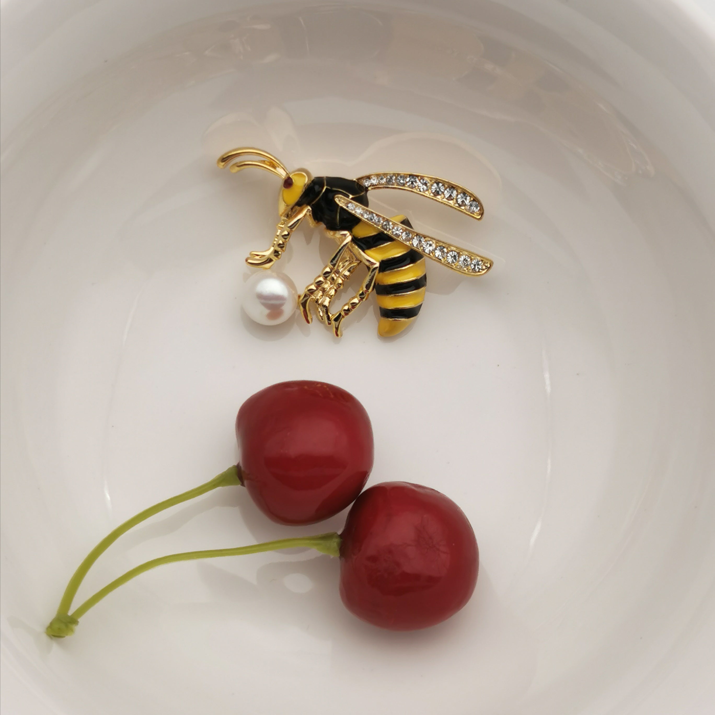 Hornet freshwater pearl brooch