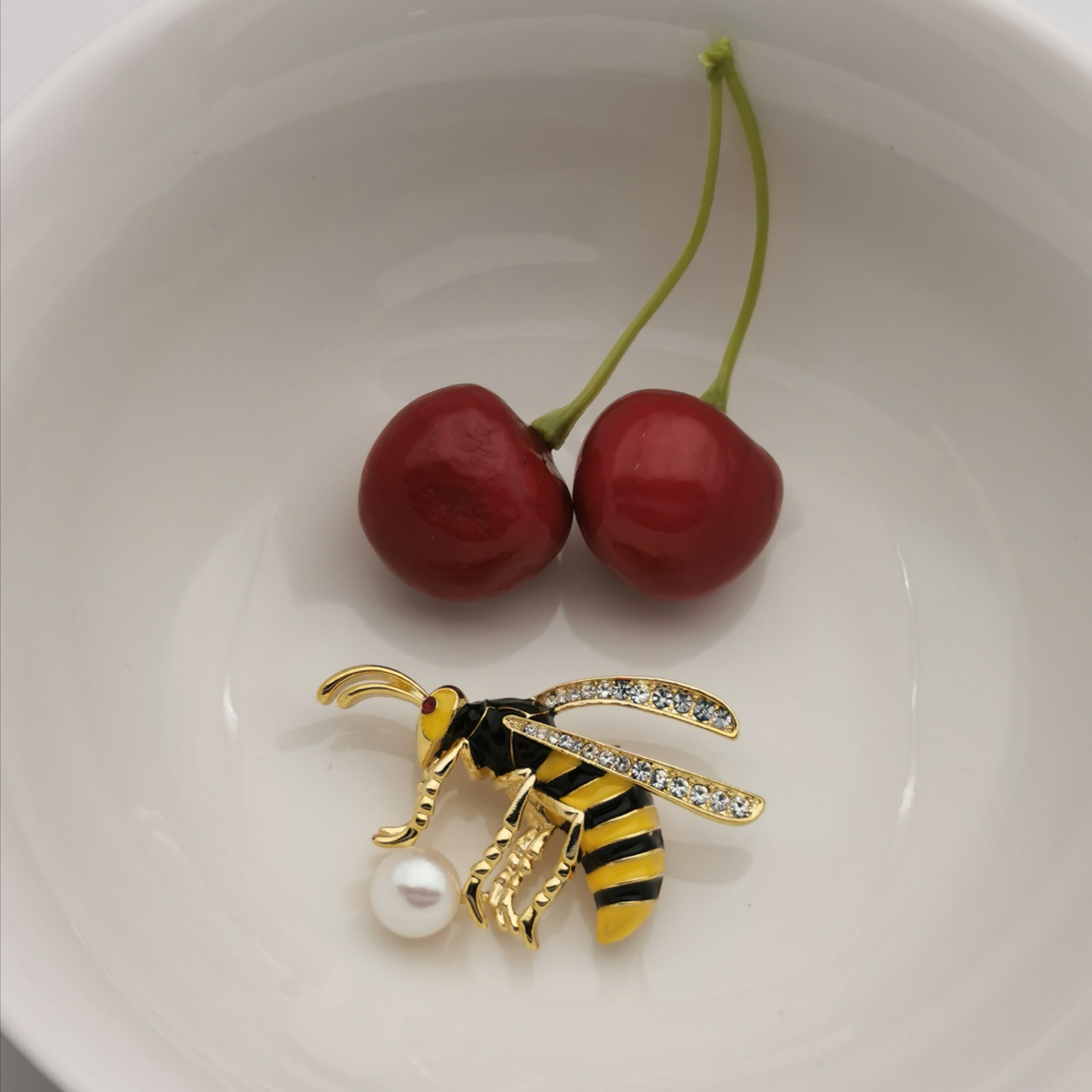 Hornet freshwater pearl brooch
