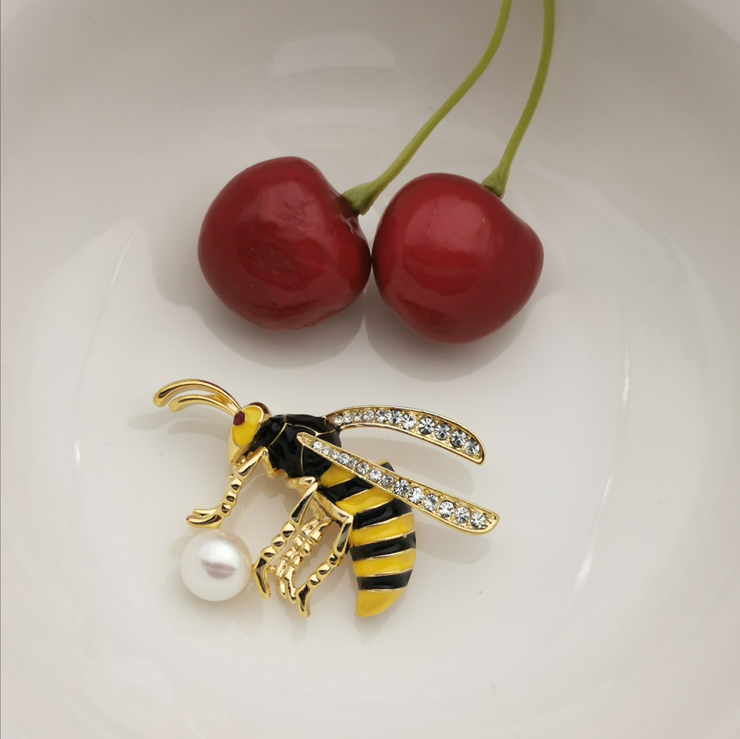 Hornet freshwater pearl brooch