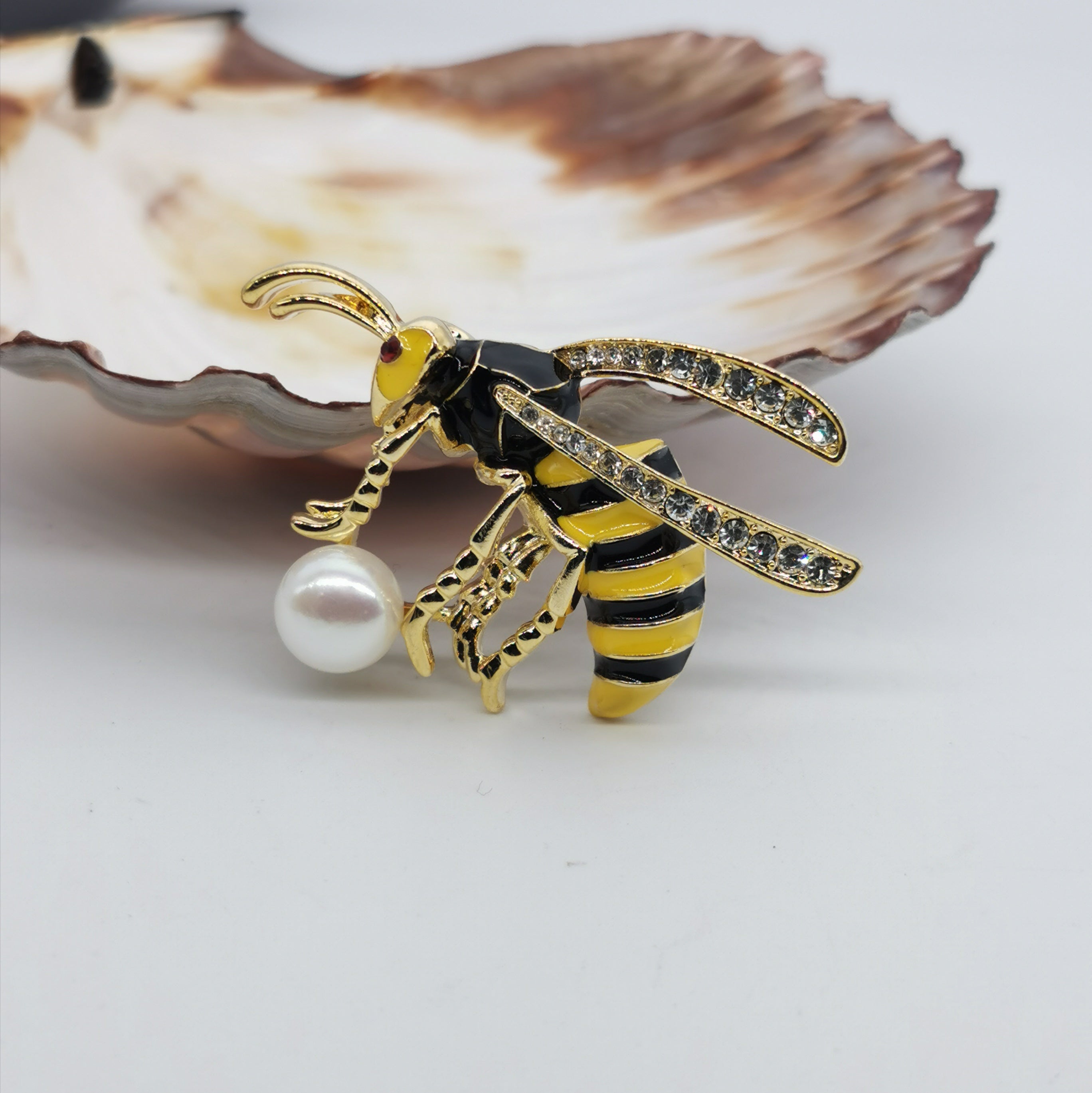 Hornet freshwater pearl brooch