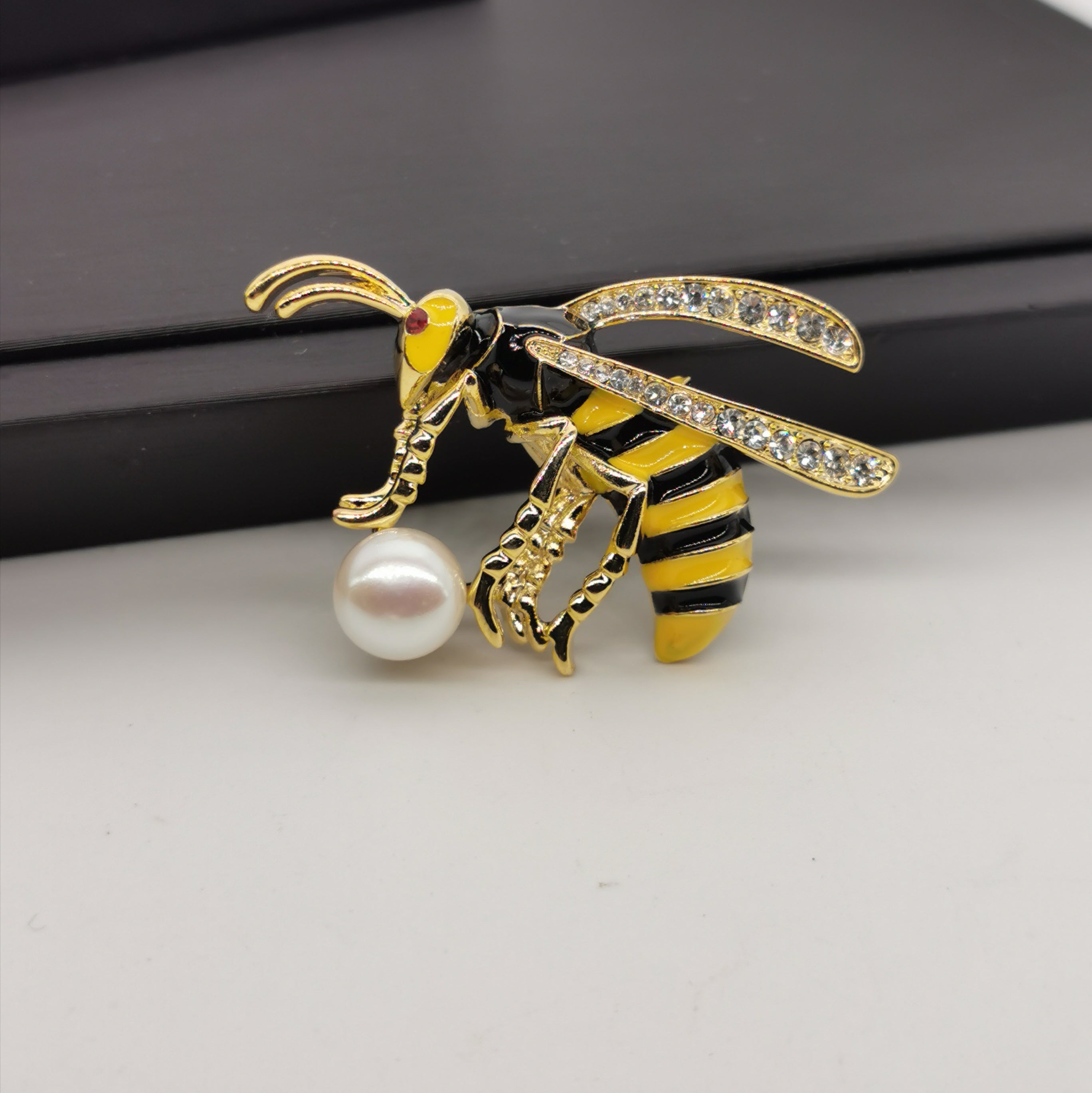 Hornet freshwater pearl brooch