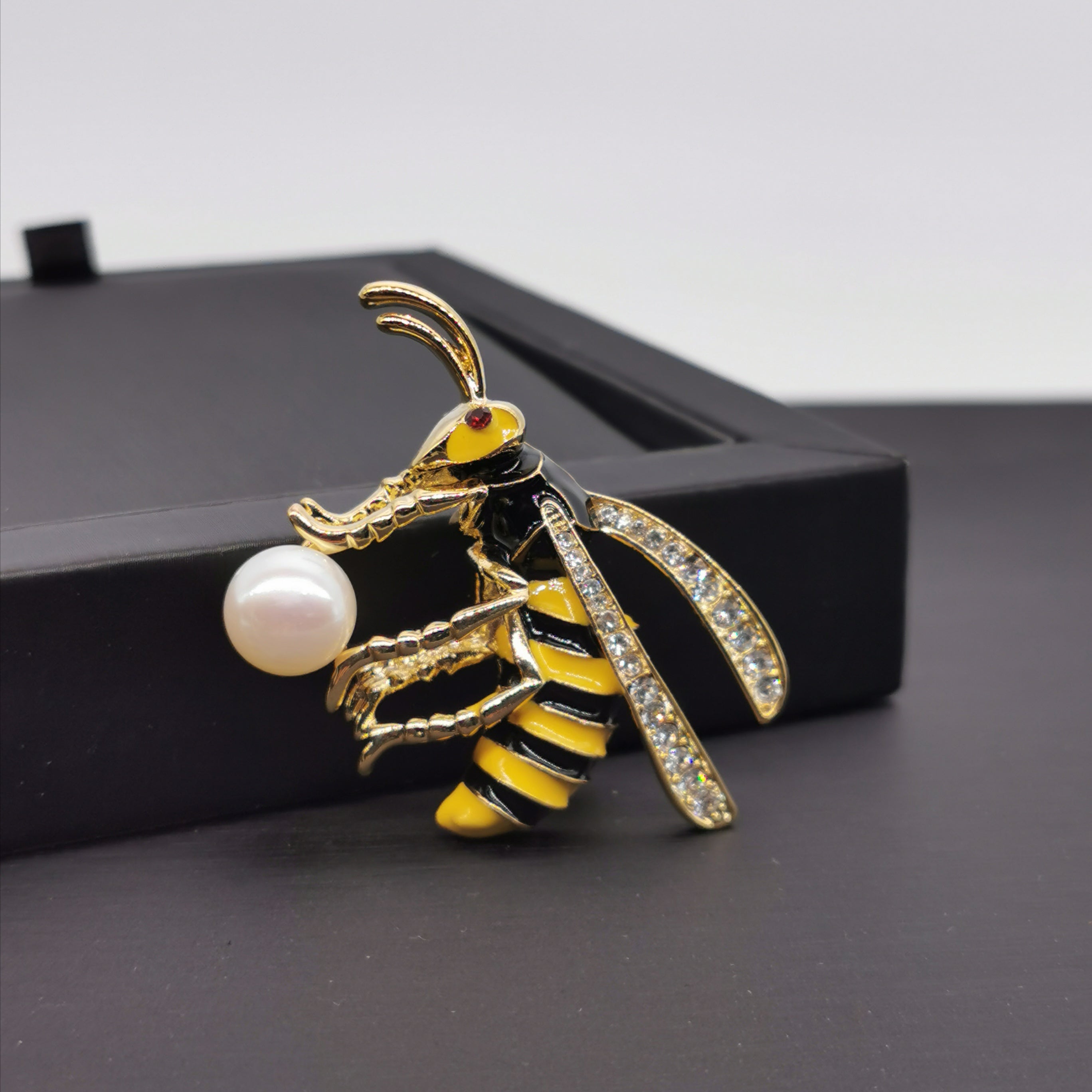 Hornet freshwater pearl brooch