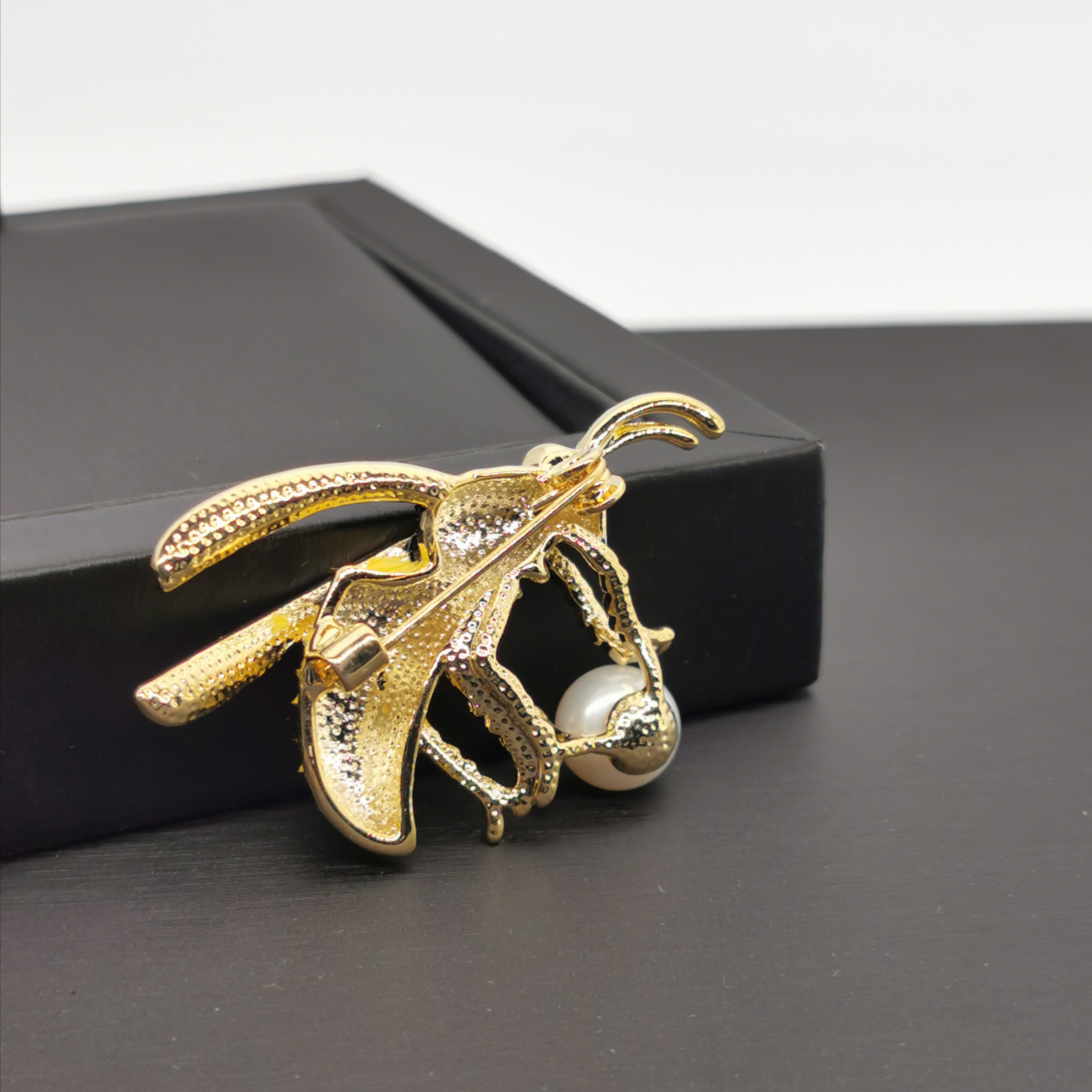 Hornet freshwater pearl brooch