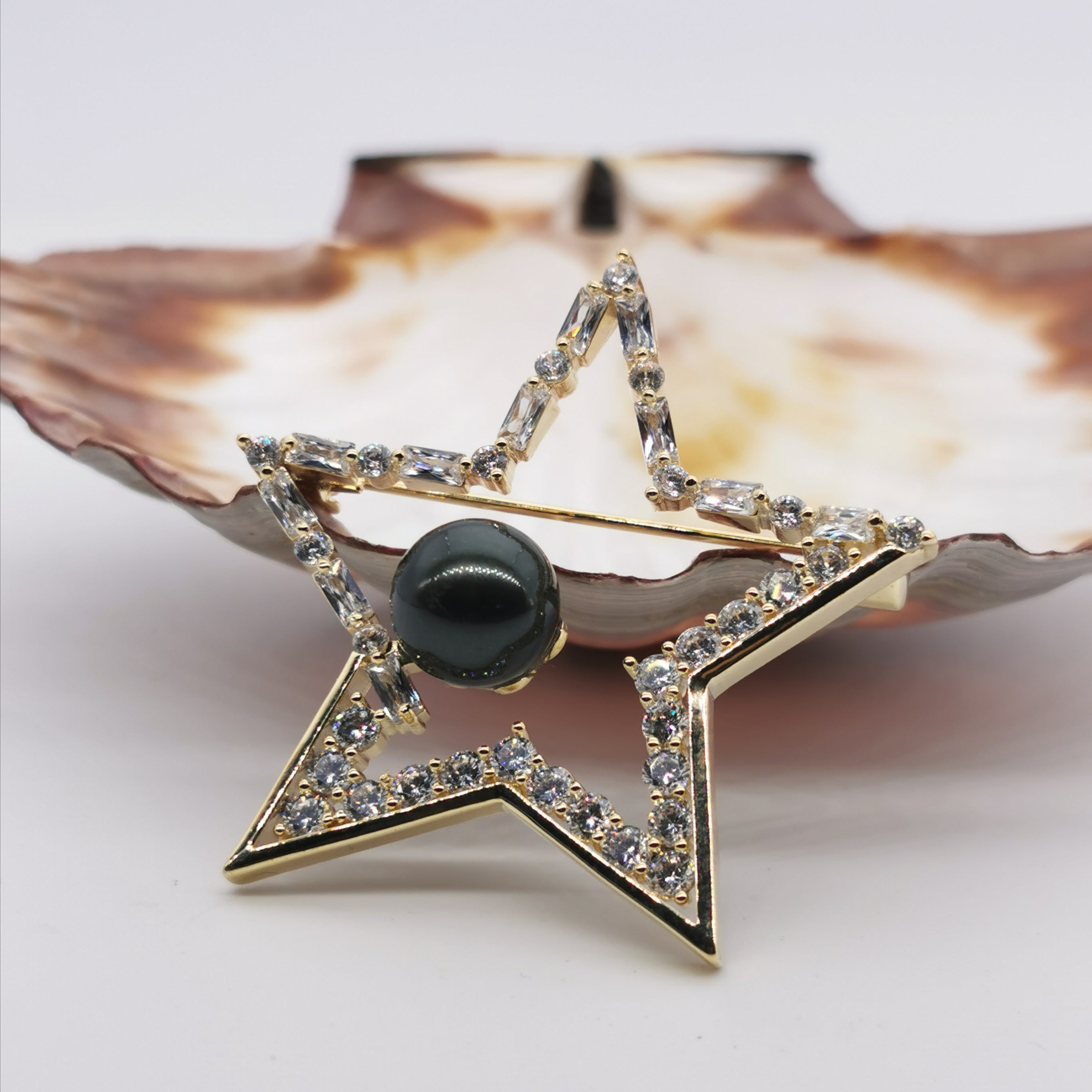 Star+zirconia freshwater pearl brooch