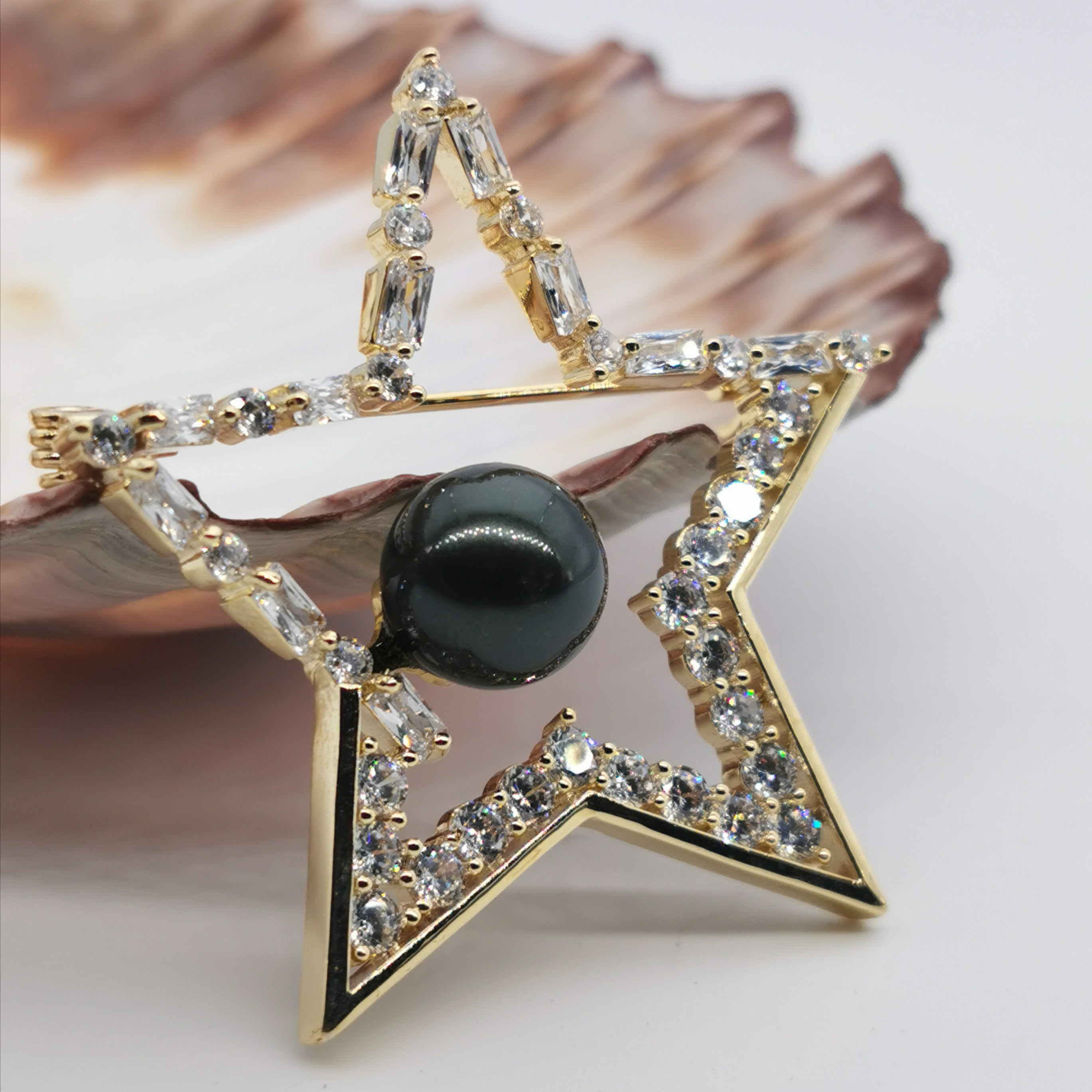 Star+zirconia freshwater pearl brooch