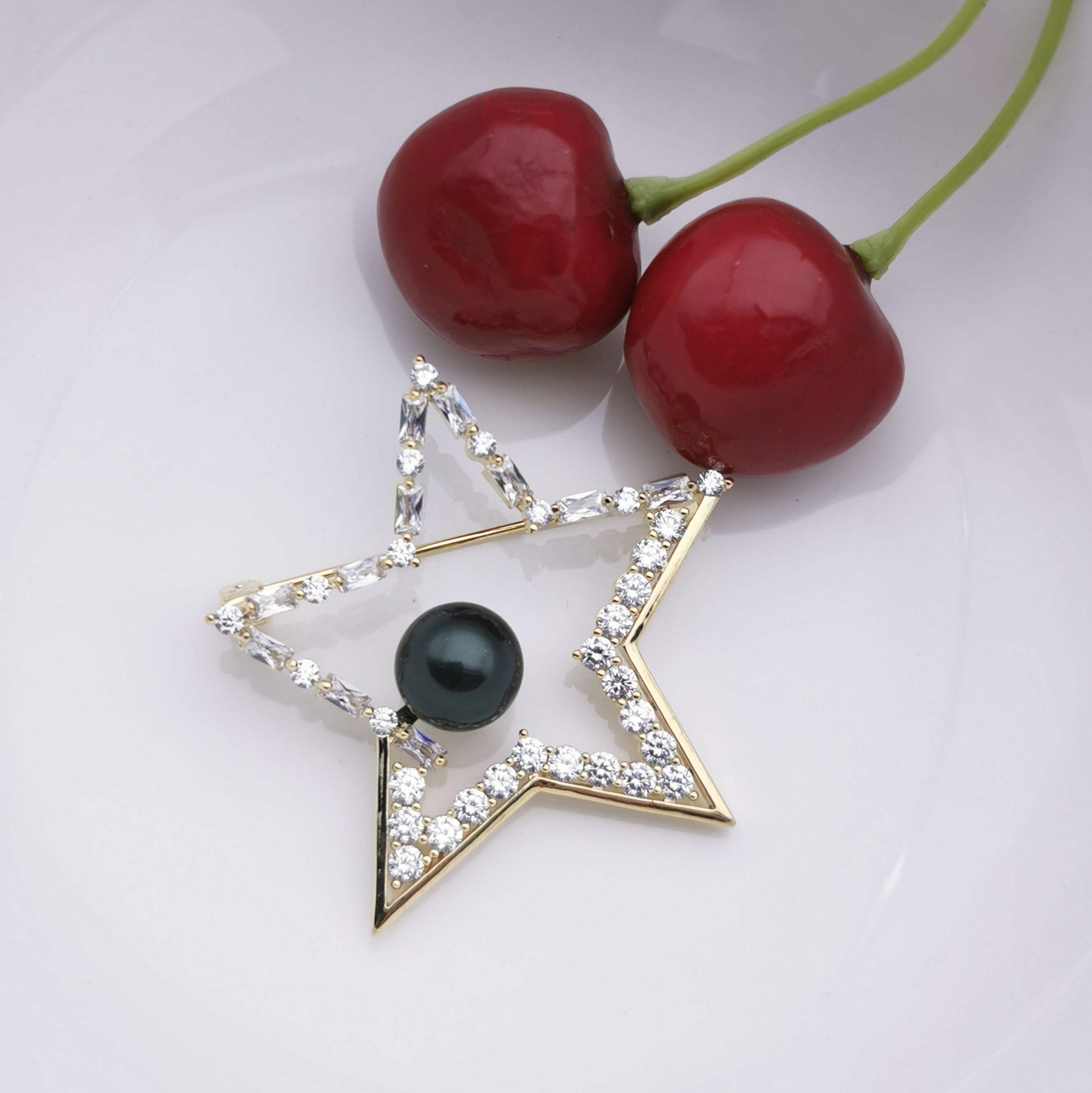 Star+zirconia freshwater pearl brooch