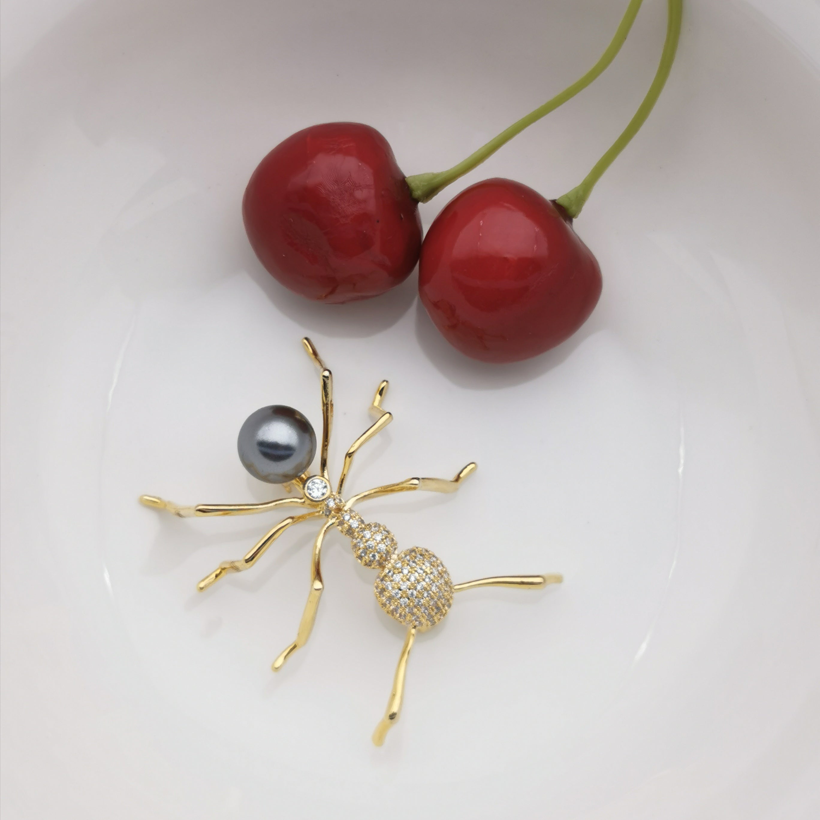 Sea shell pearl ant brooch