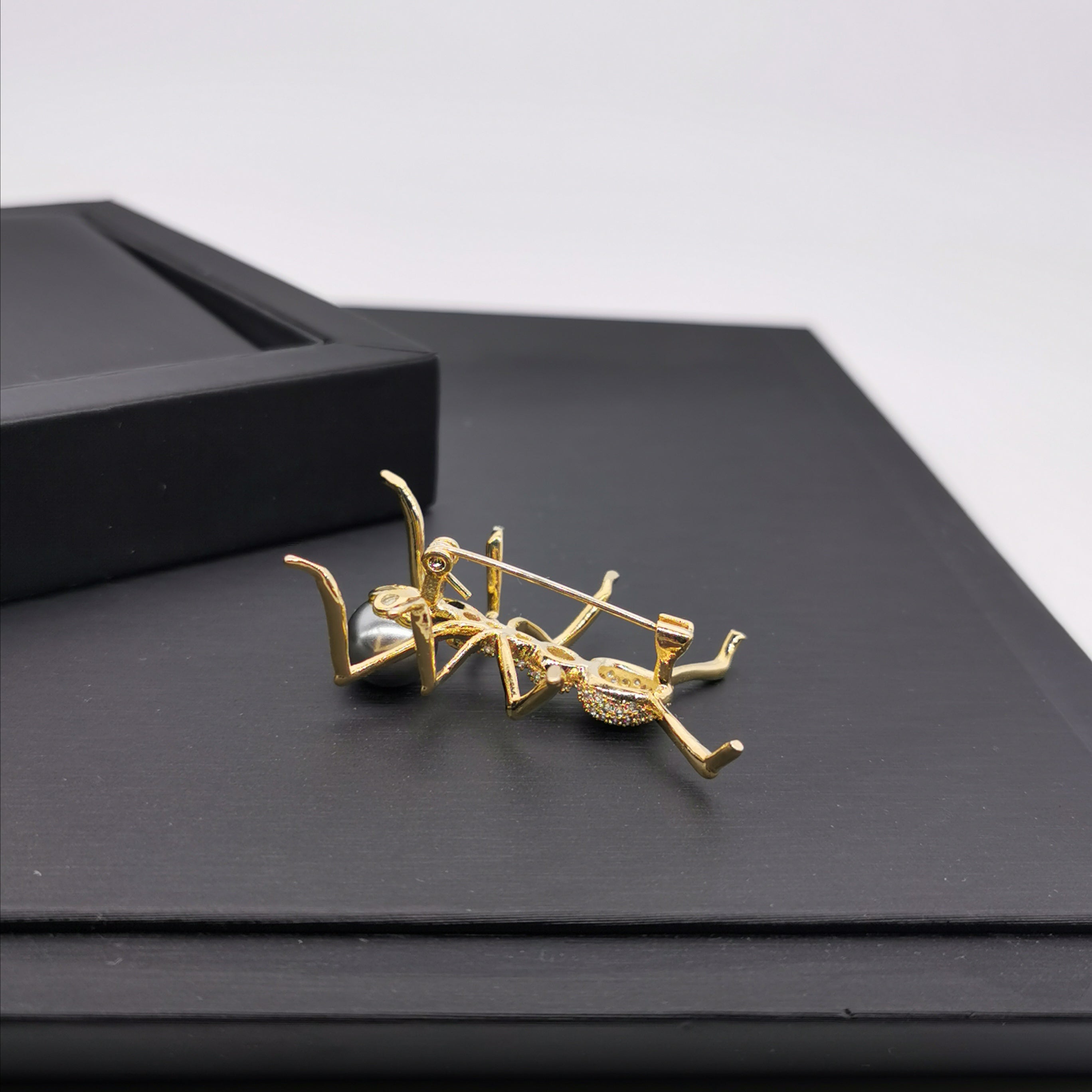 Sea shell pearl ant brooch