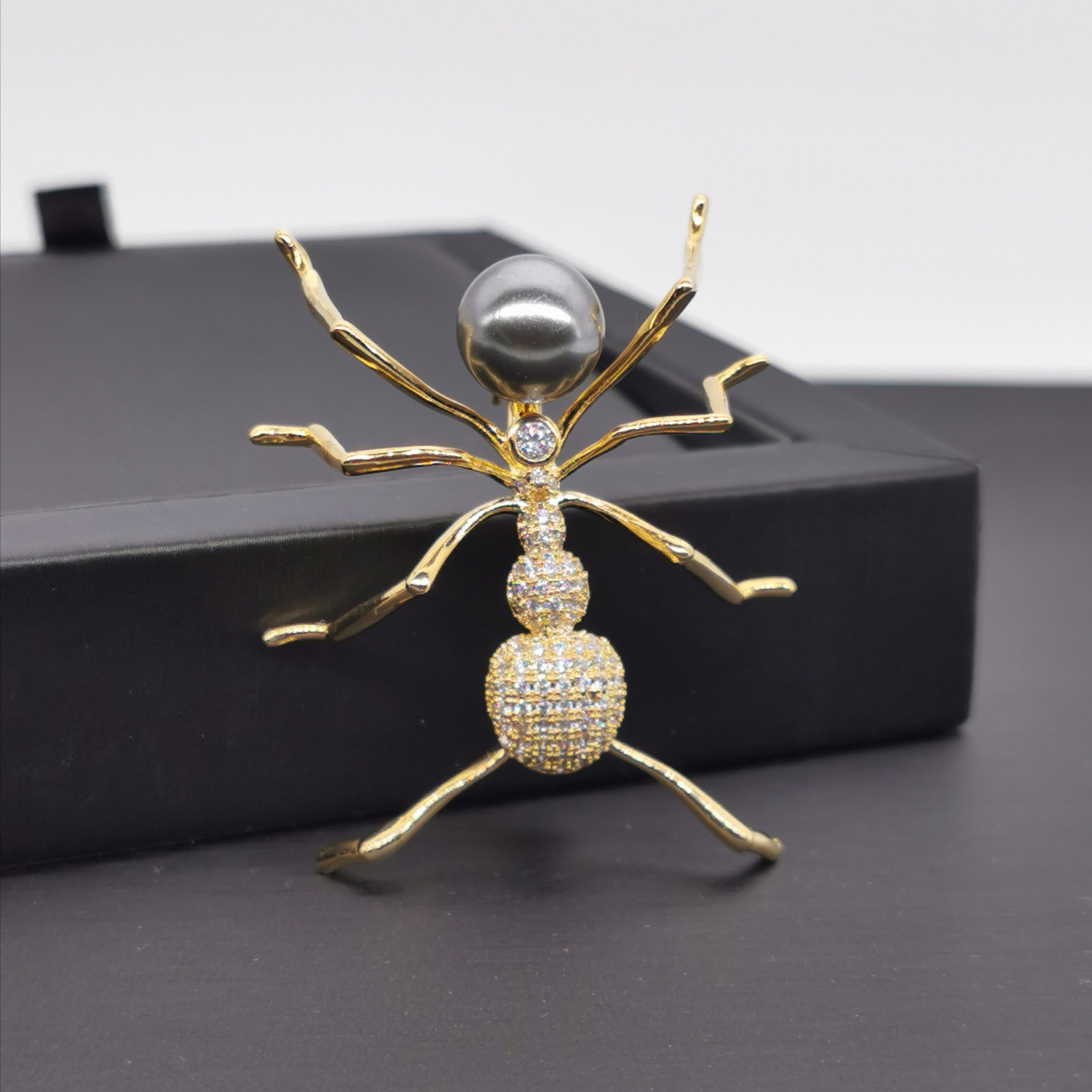 Sea shell pearl ant brooch
