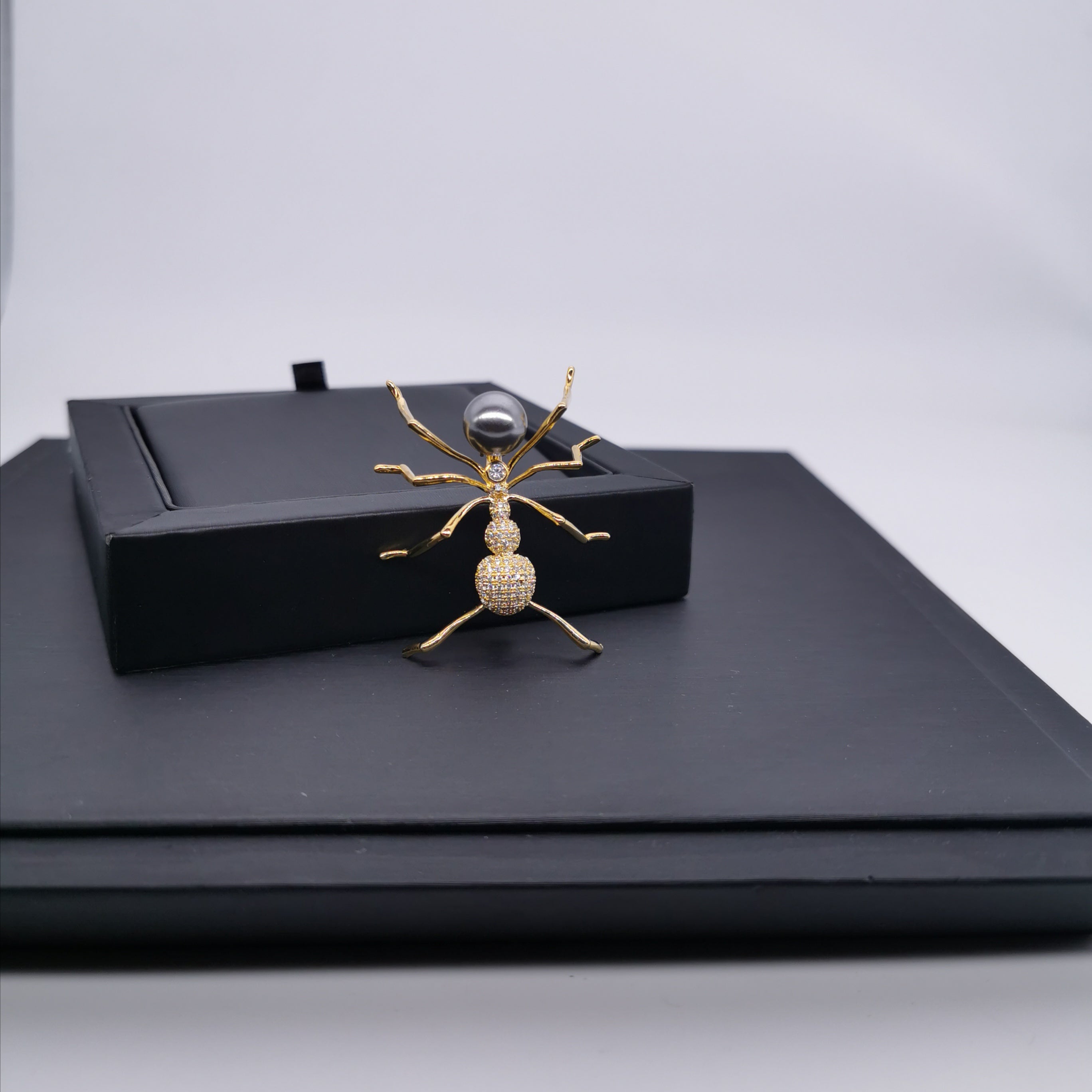 Sea shell pearl ant brooch