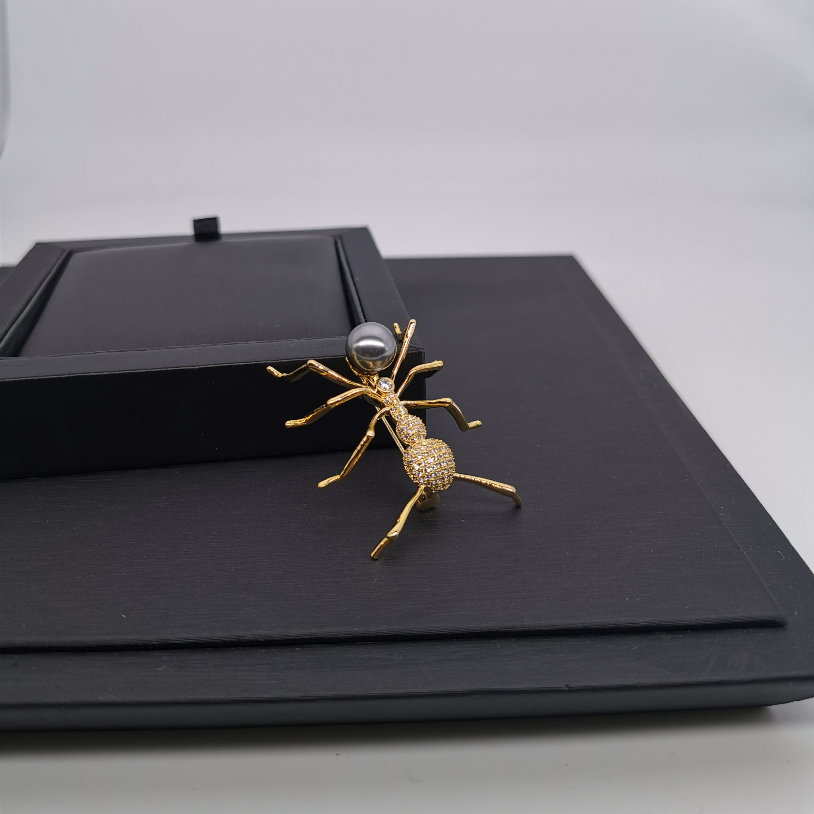 Sea shell pearl ant brooch