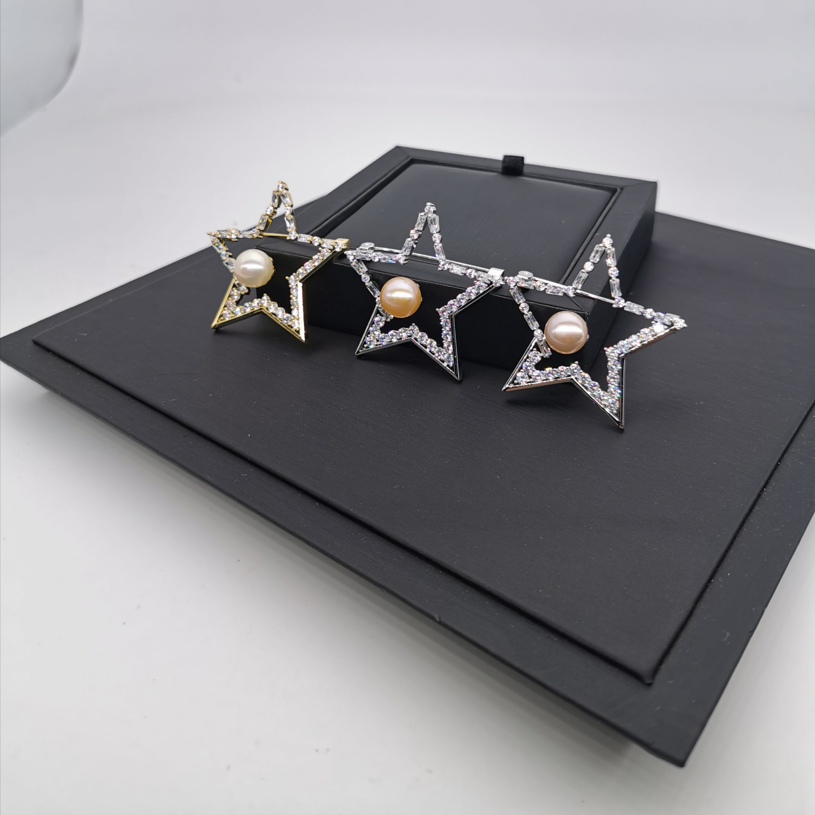 Star+zirconia freshwater pearl brooch