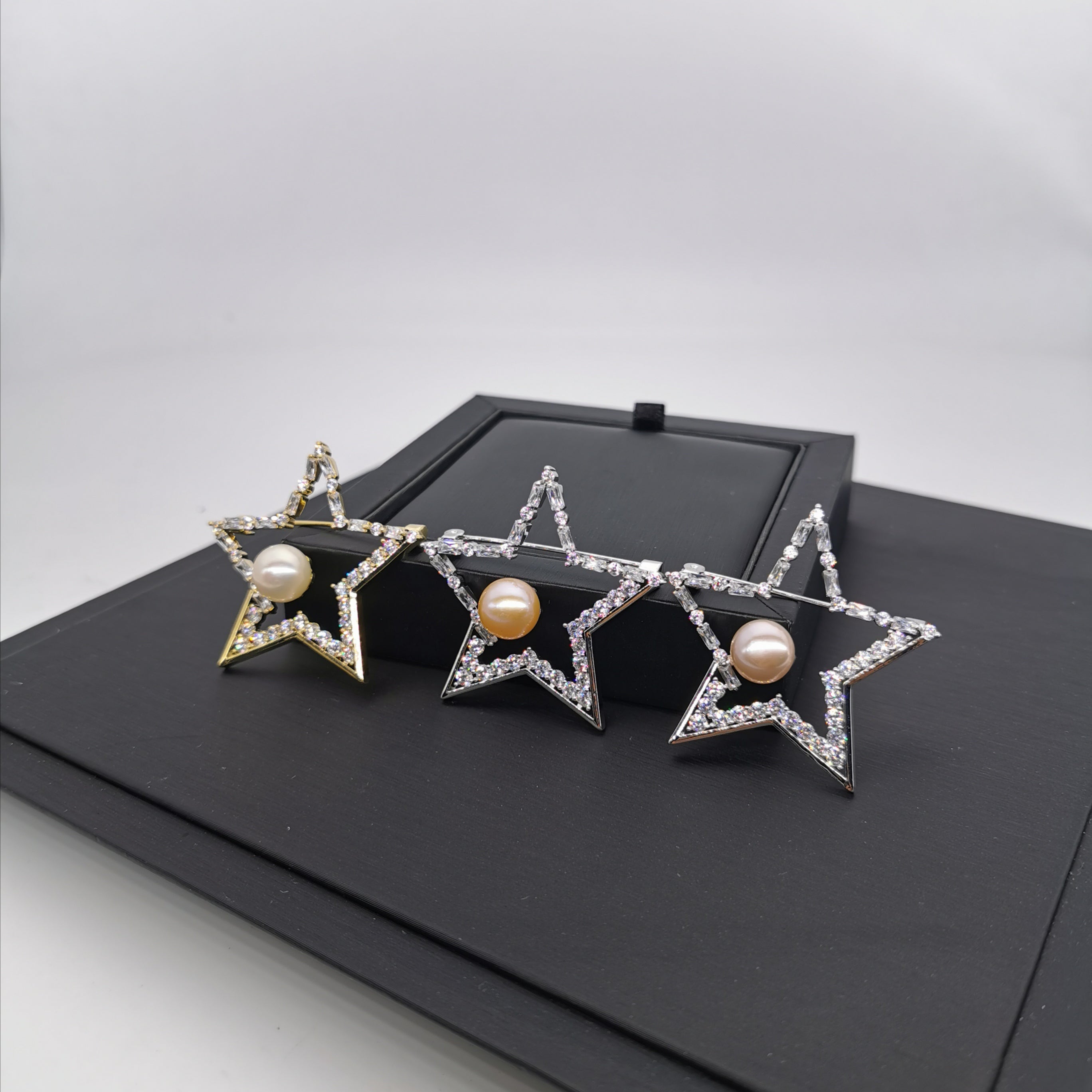 Star+zirconia freshwater pearl brooch