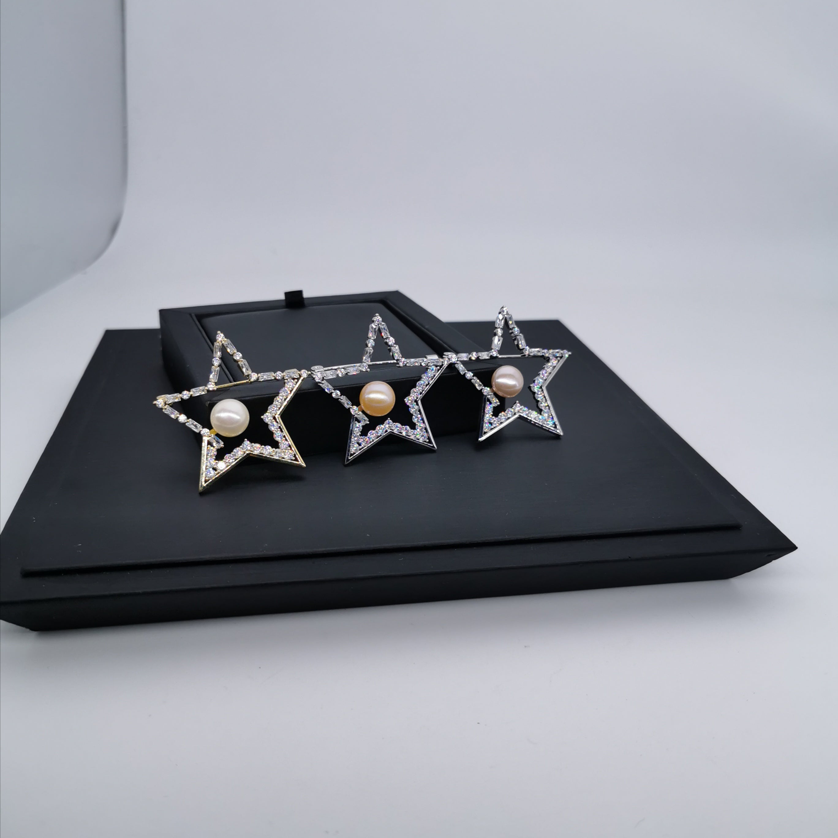 Star+zirconia freshwater pearl brooch