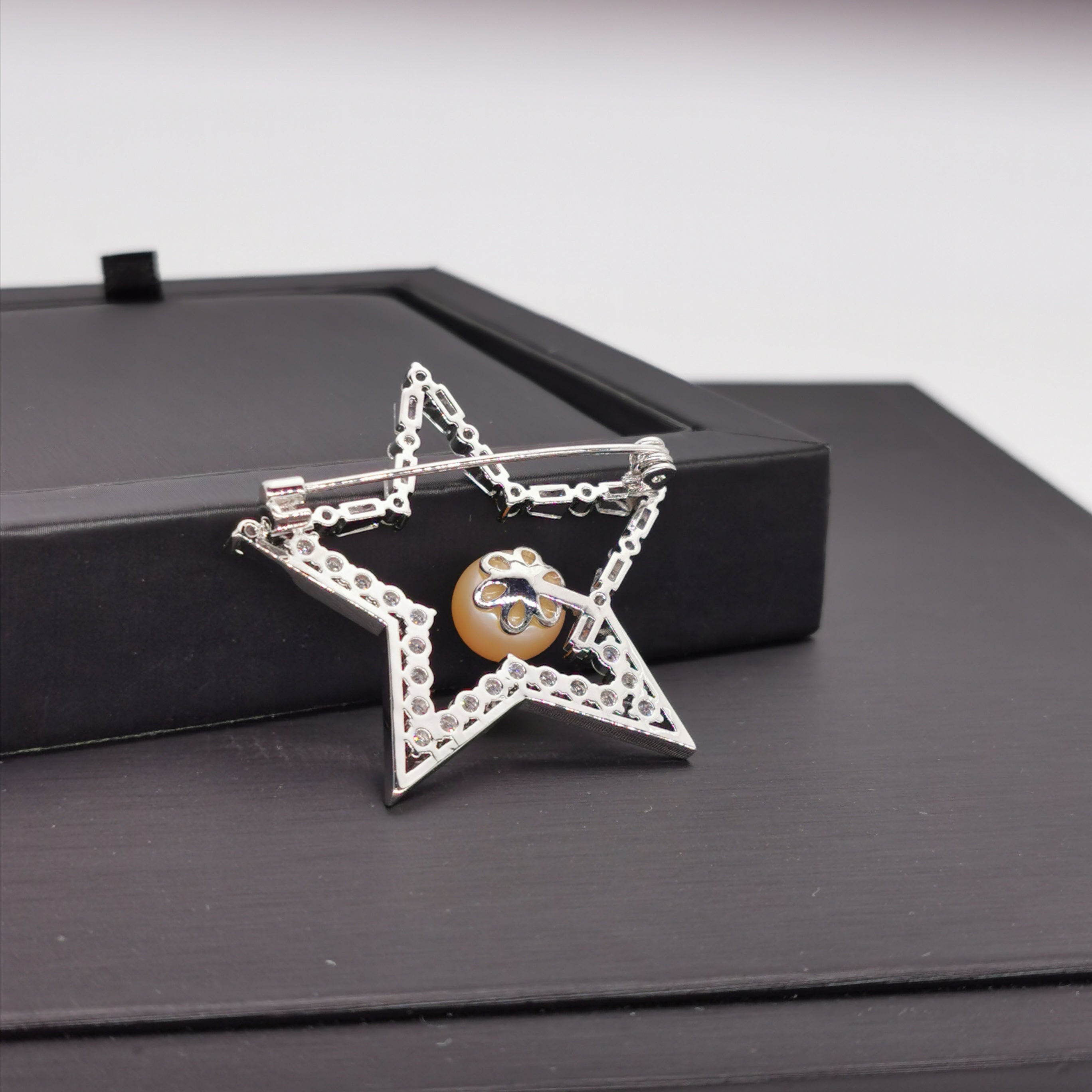 Star+zirconia freshwater pearl brooch
