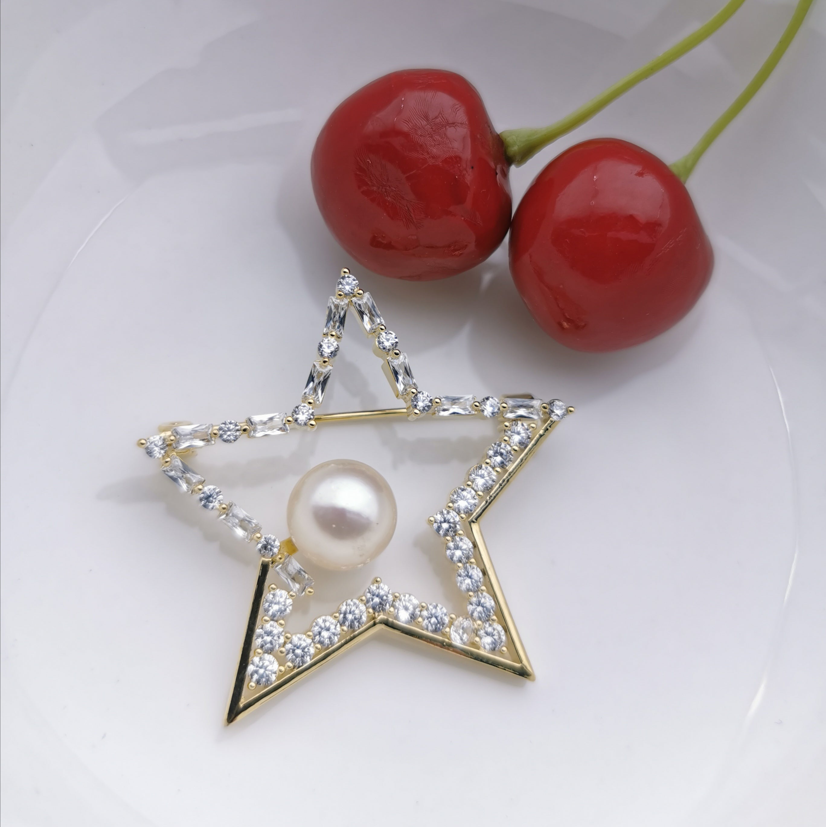 Star+zirconia freshwater pearl brooch