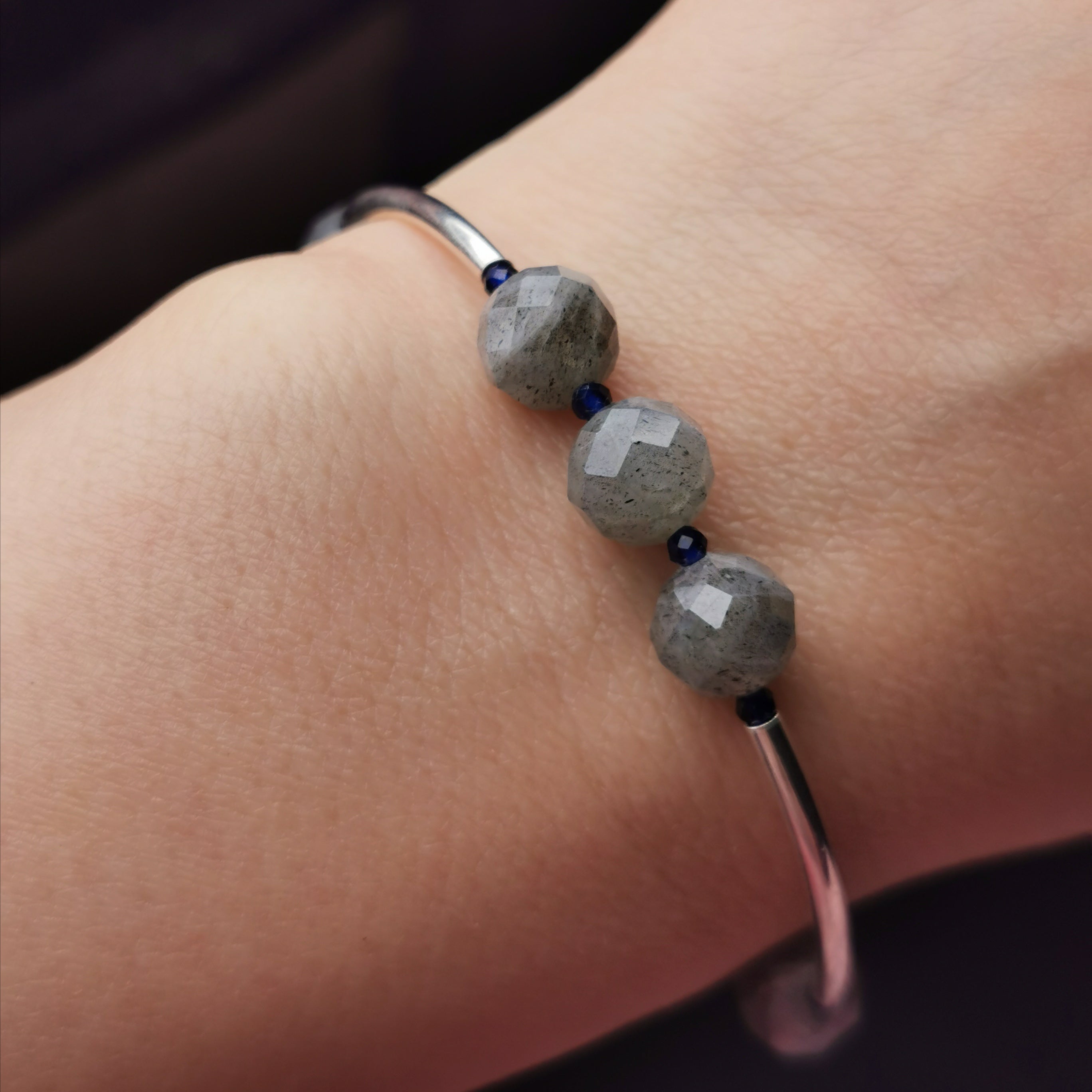 Handmde labradorite sterling silver tube with man made sapphire strech bracelet