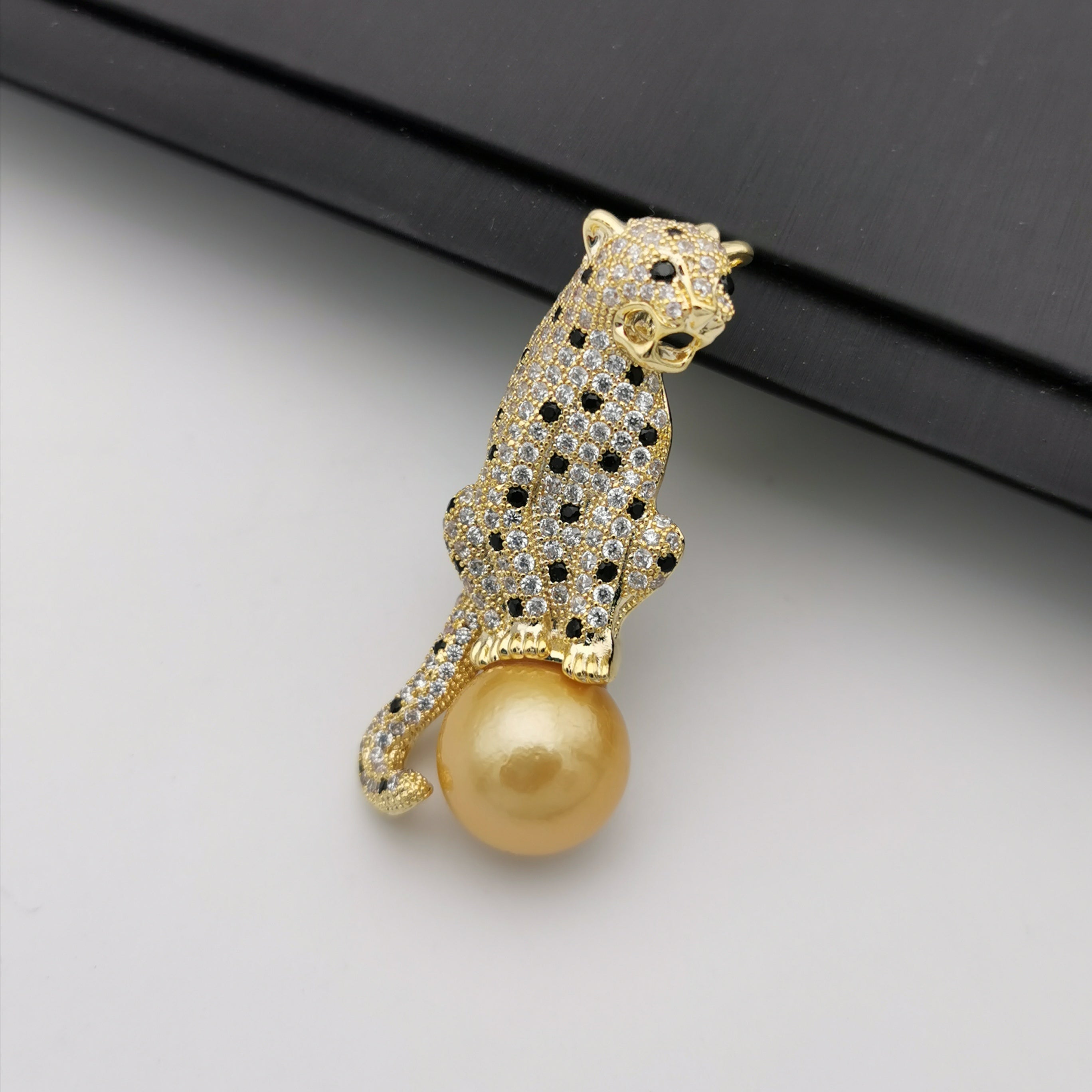 Leopard with 14.8mm gold freshwater pearl brooch/pendant