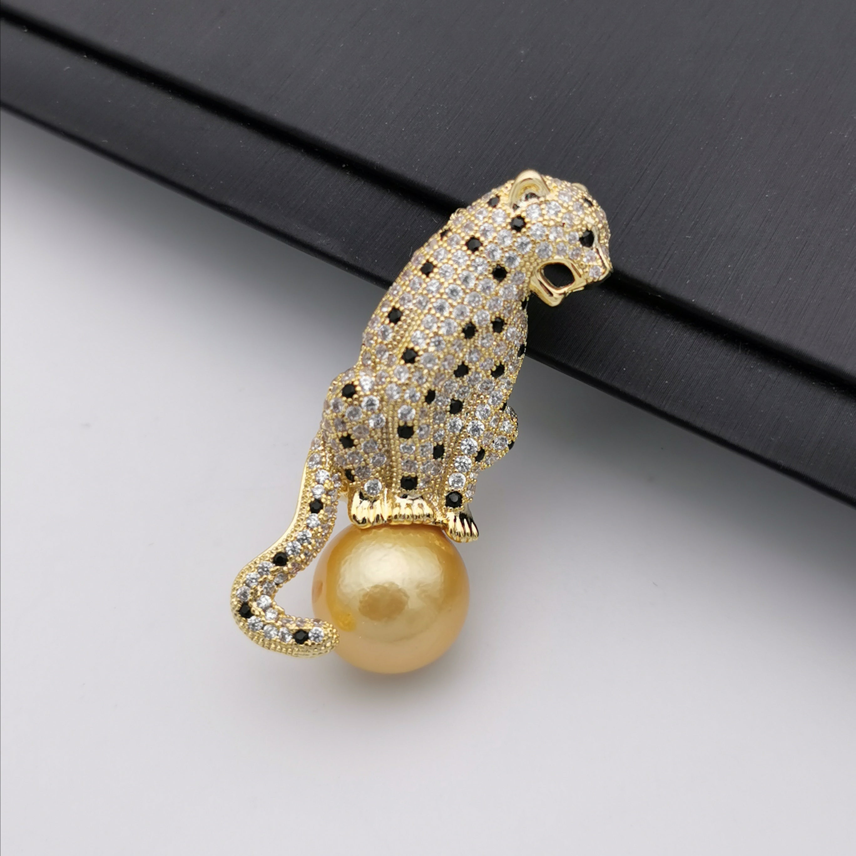 Leopard with 14.8mm gold freshwater pearl brooch/pendant