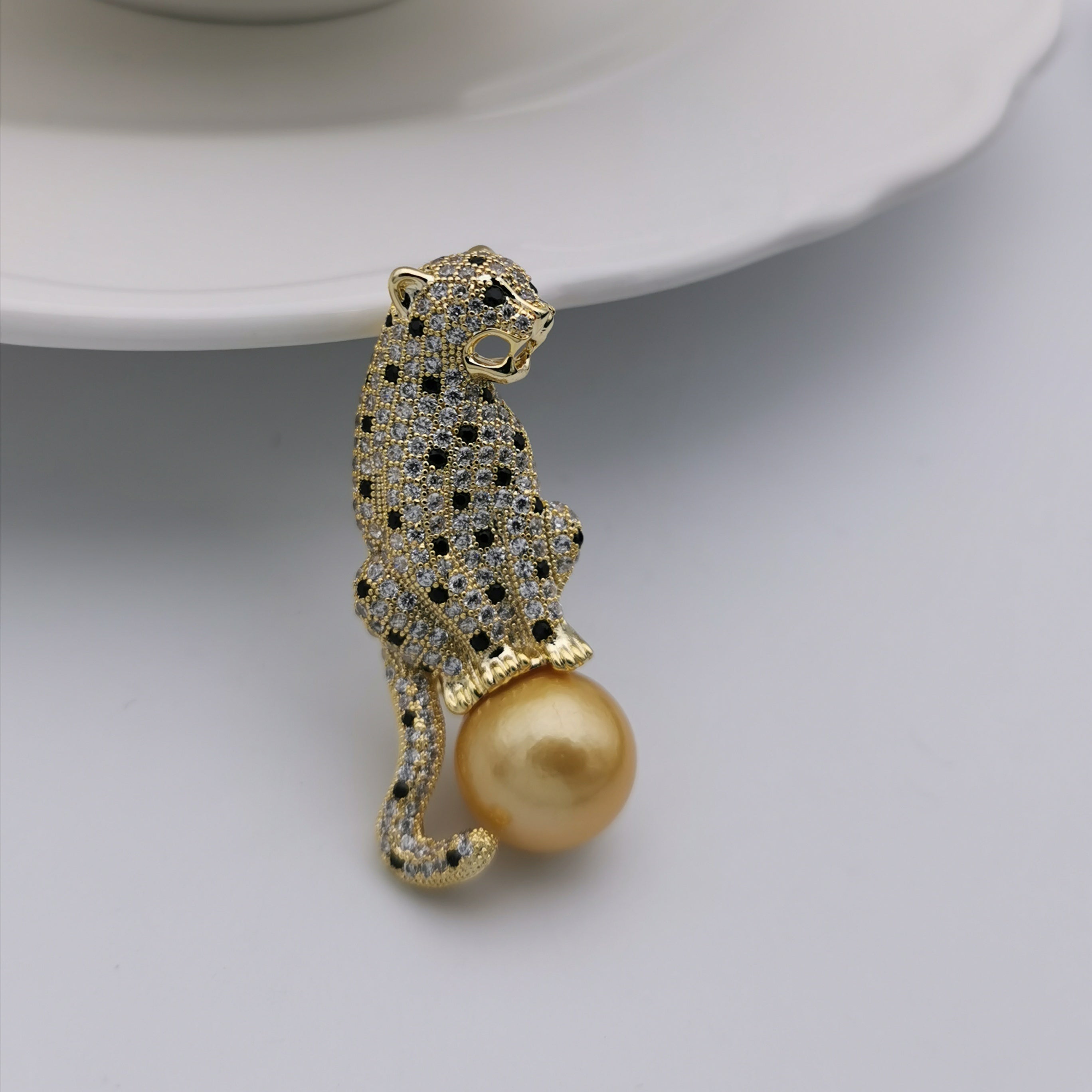 Leopard with 14.8mm gold freshwater pearl brooch/pendant
