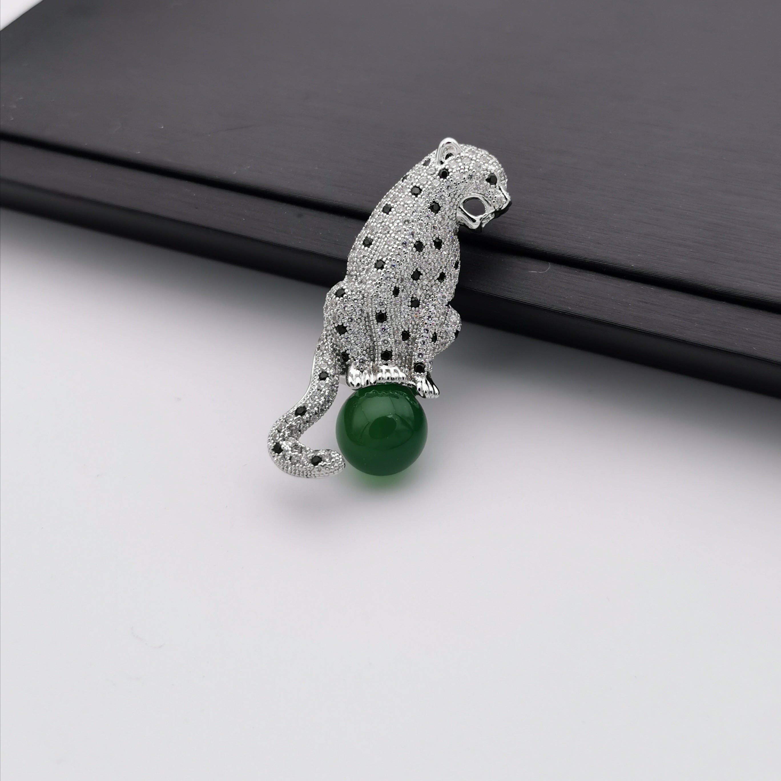 Leopard with nature chalcedony grmstone brooch/pendant