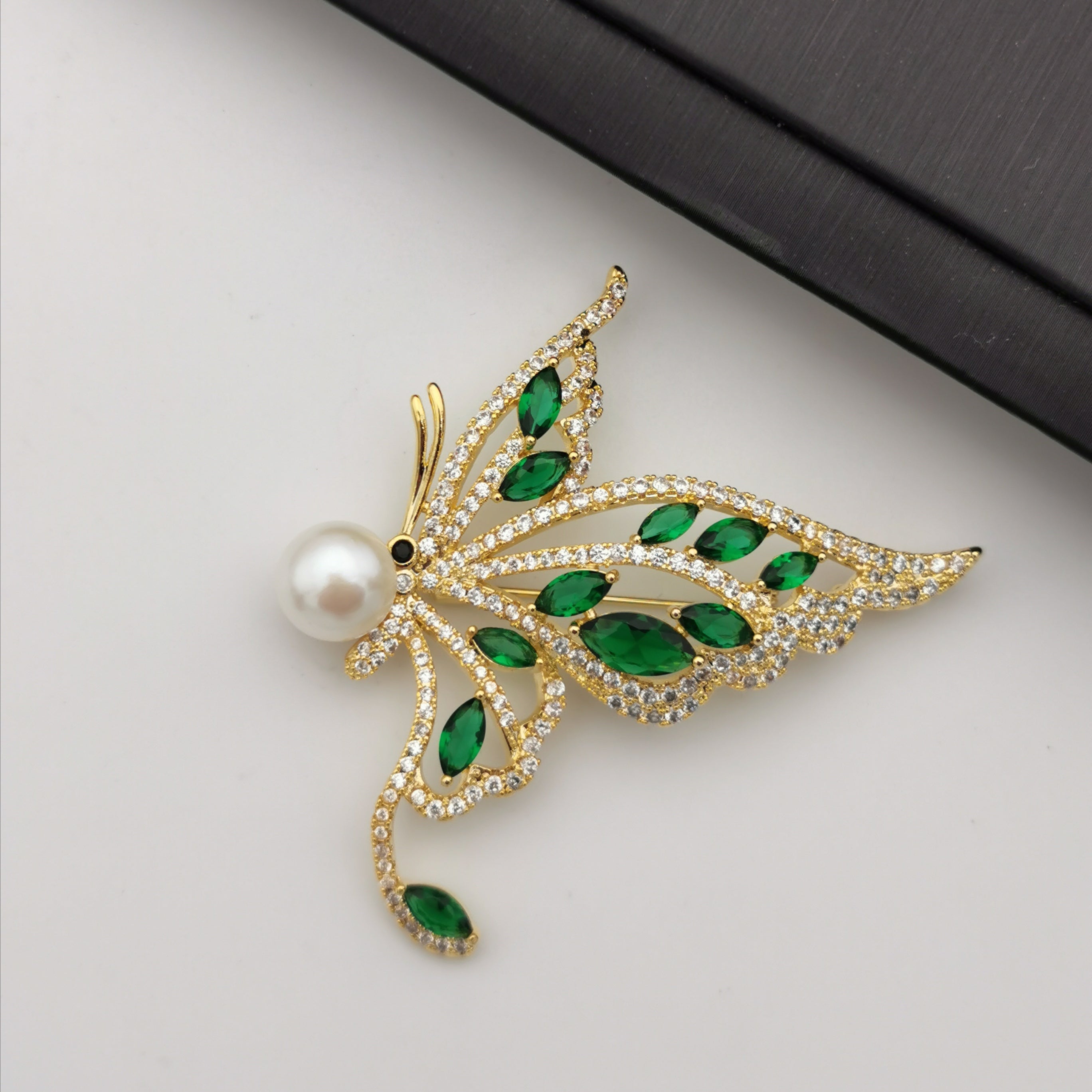 Butterfly freshwater pearl brooch/pendant