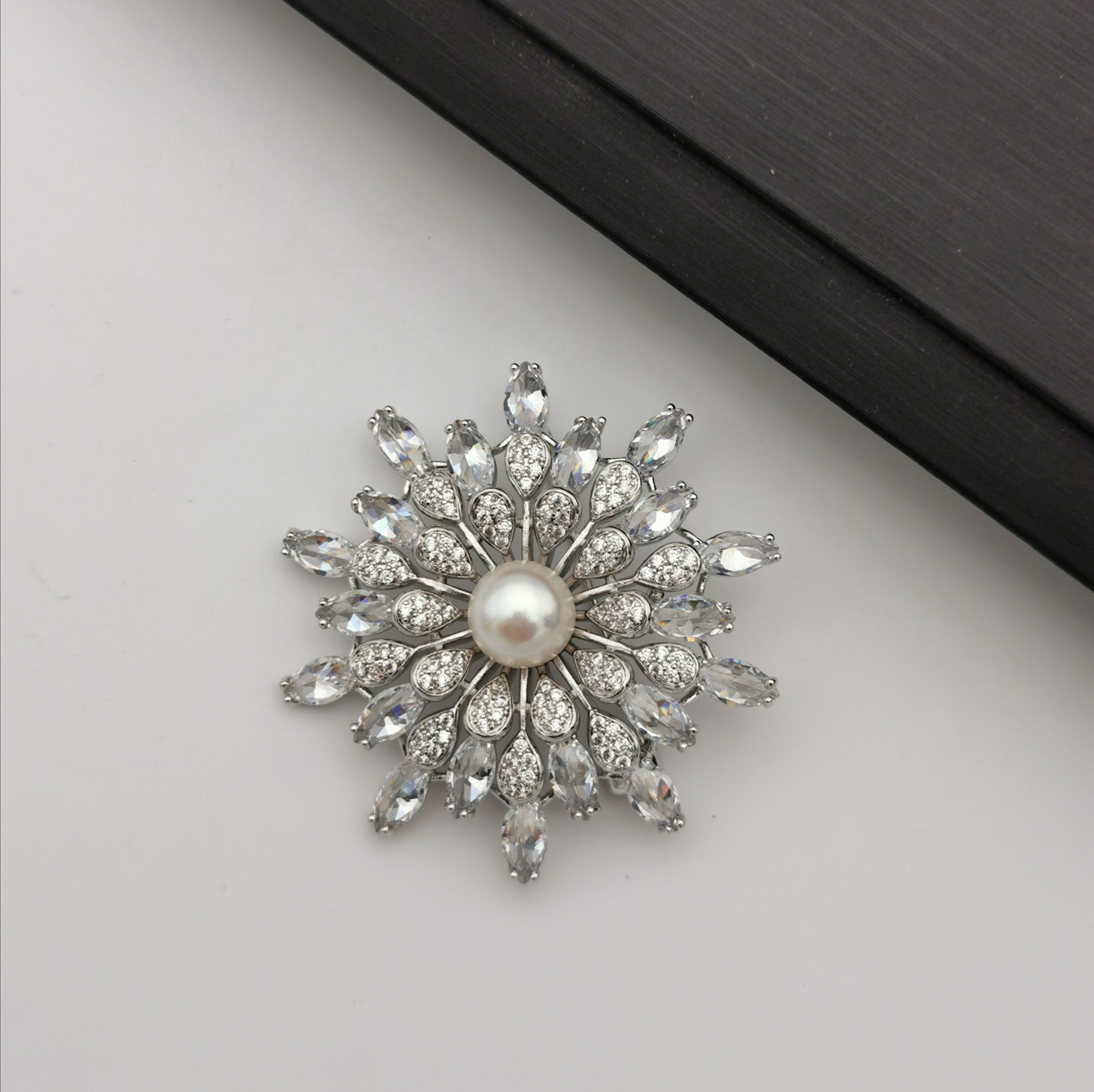 Luxury flower sparkle freshwater pearl brooch/pendant