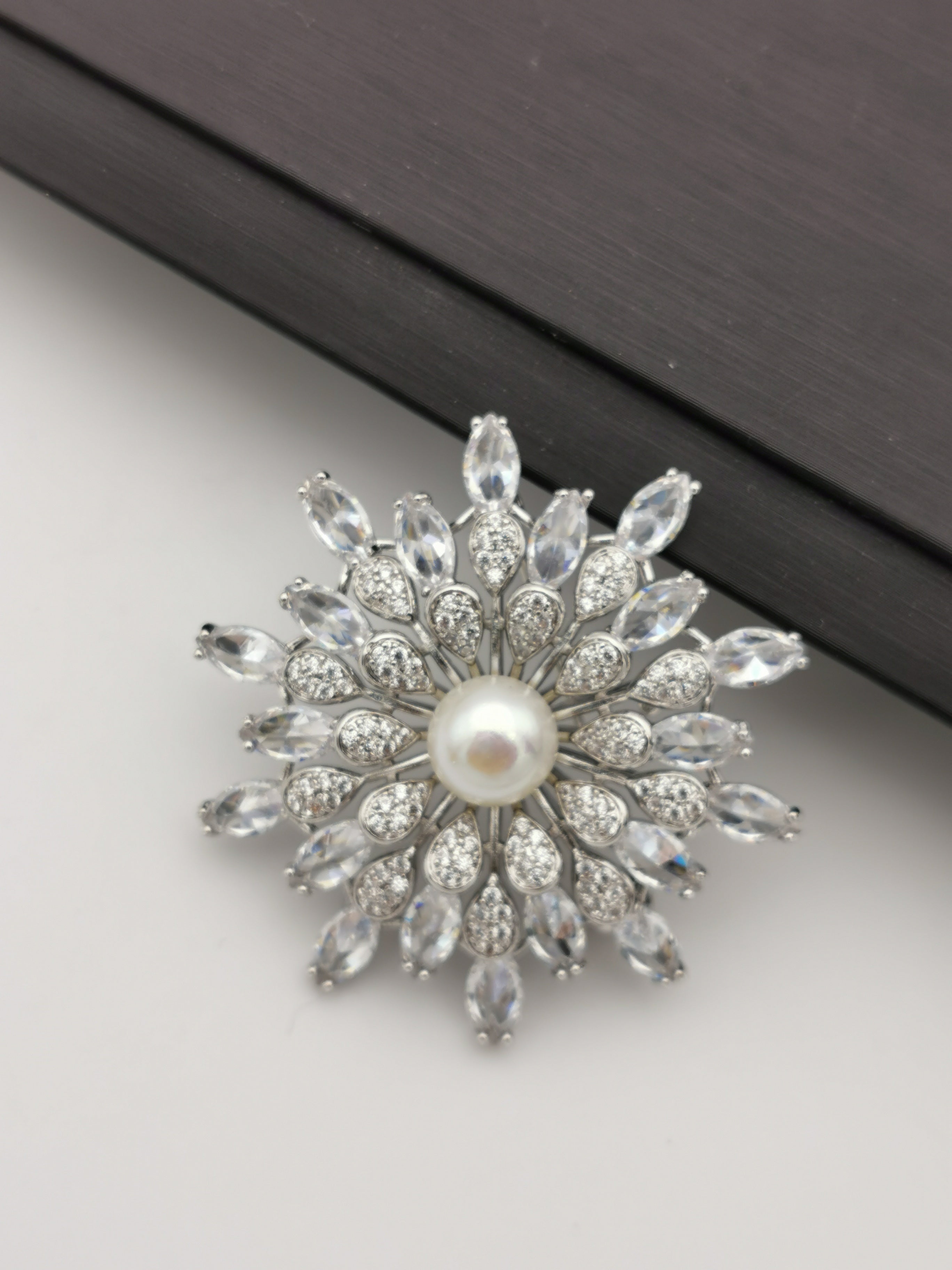 Luxury flower sparkle freshwater pearl brooch/pendant