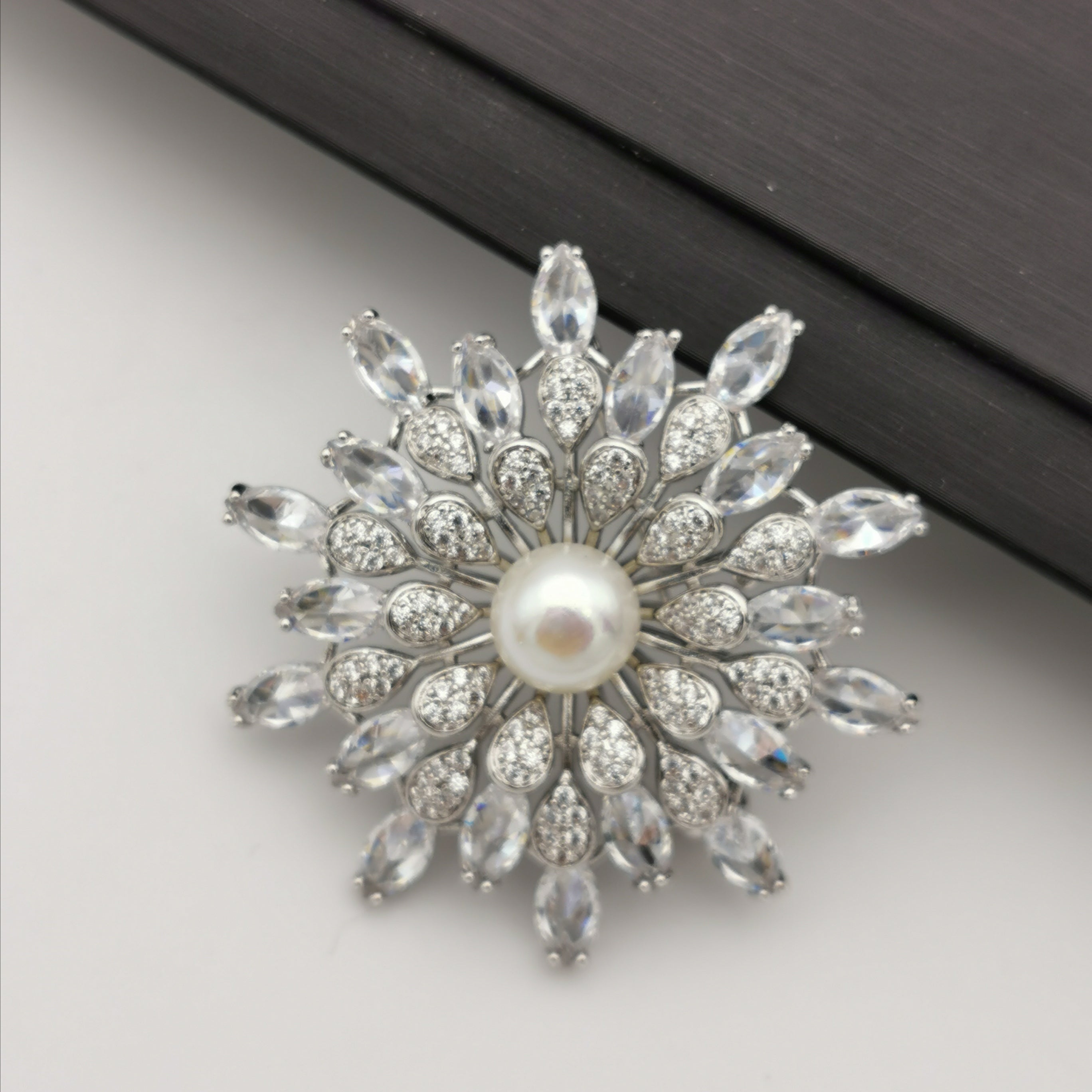 Luxury flower sparkle freshwater pearl brooch/pendant