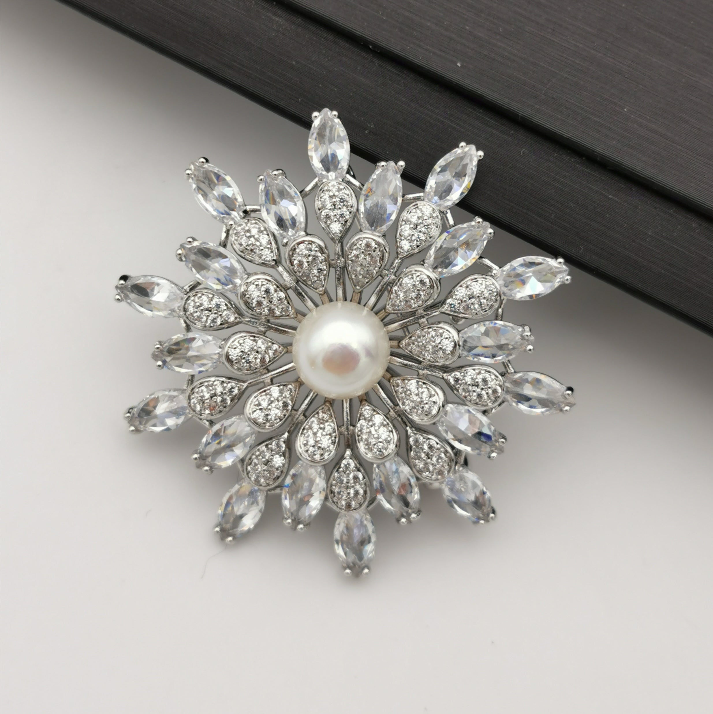 Luxury flower sparkle freshwater pearl brooch/pendant